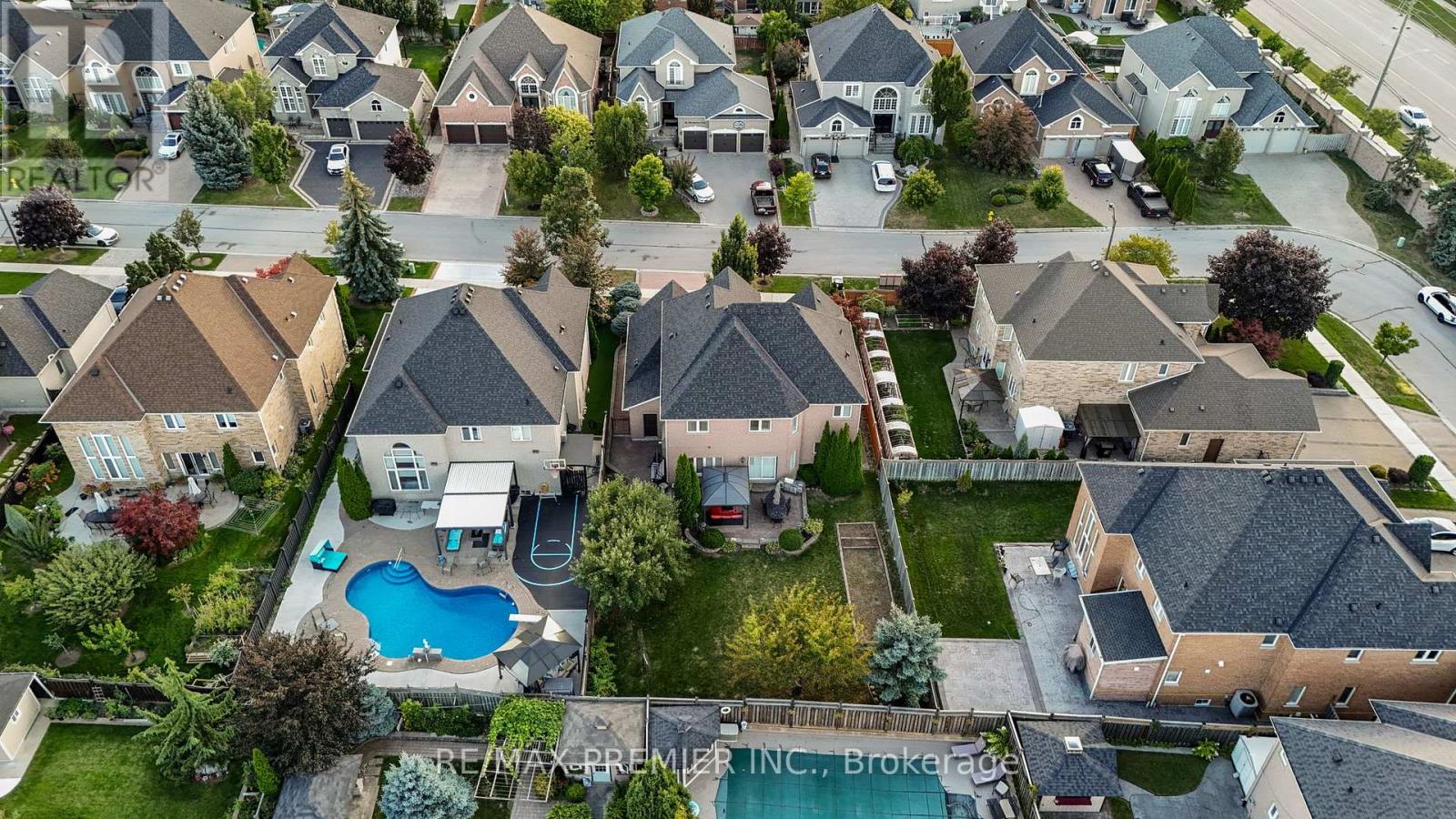 Photo 44 of 93 Novaview Crescent, Vaughan ON
