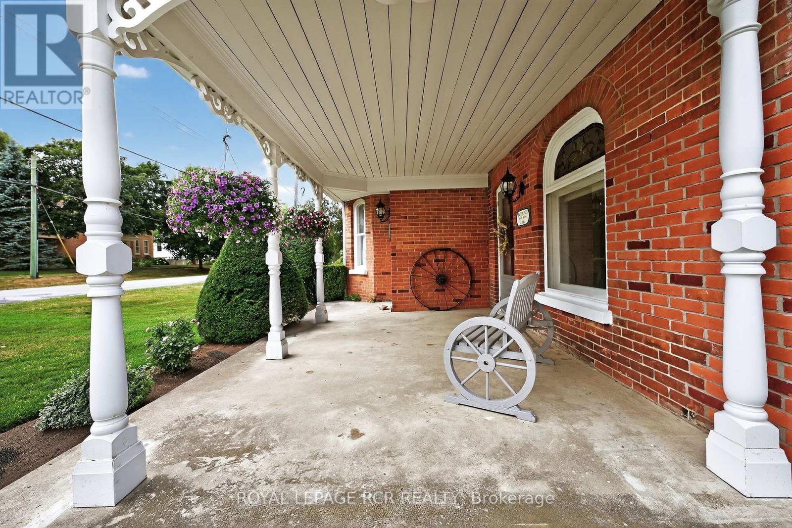 Photo 2 of 36 Main Street, East Gwillimbury ON