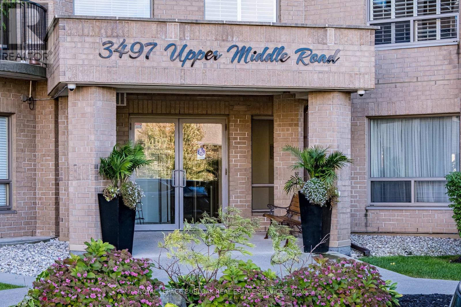 Photo 2 of 305 3497 Upper Middle Road, Burlington ON