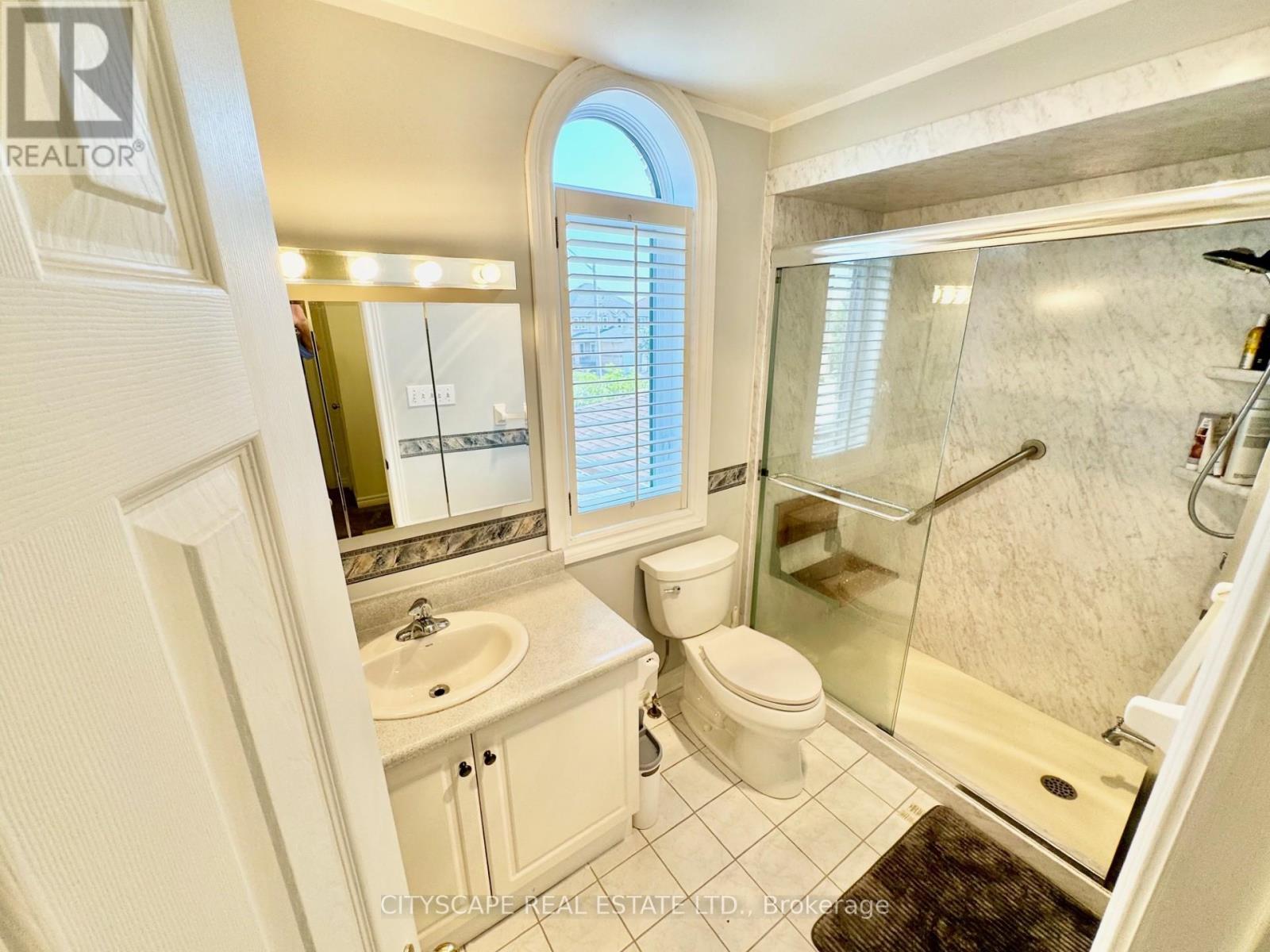 Photo 19 of 533 Leatherleaf Drive, Mississauga ON