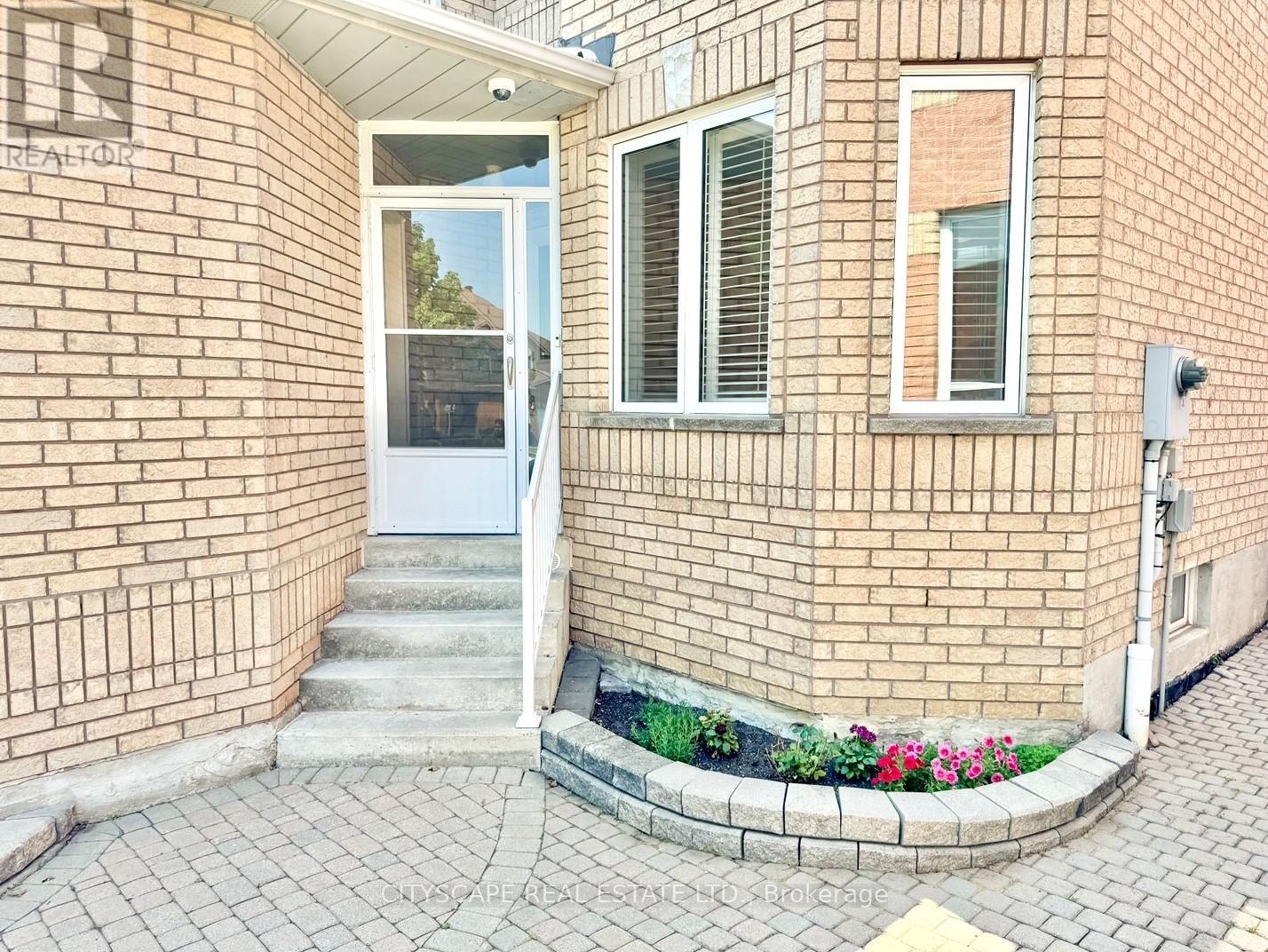 Photo 3 of 533 Leatherleaf Drive, Mississauga ON