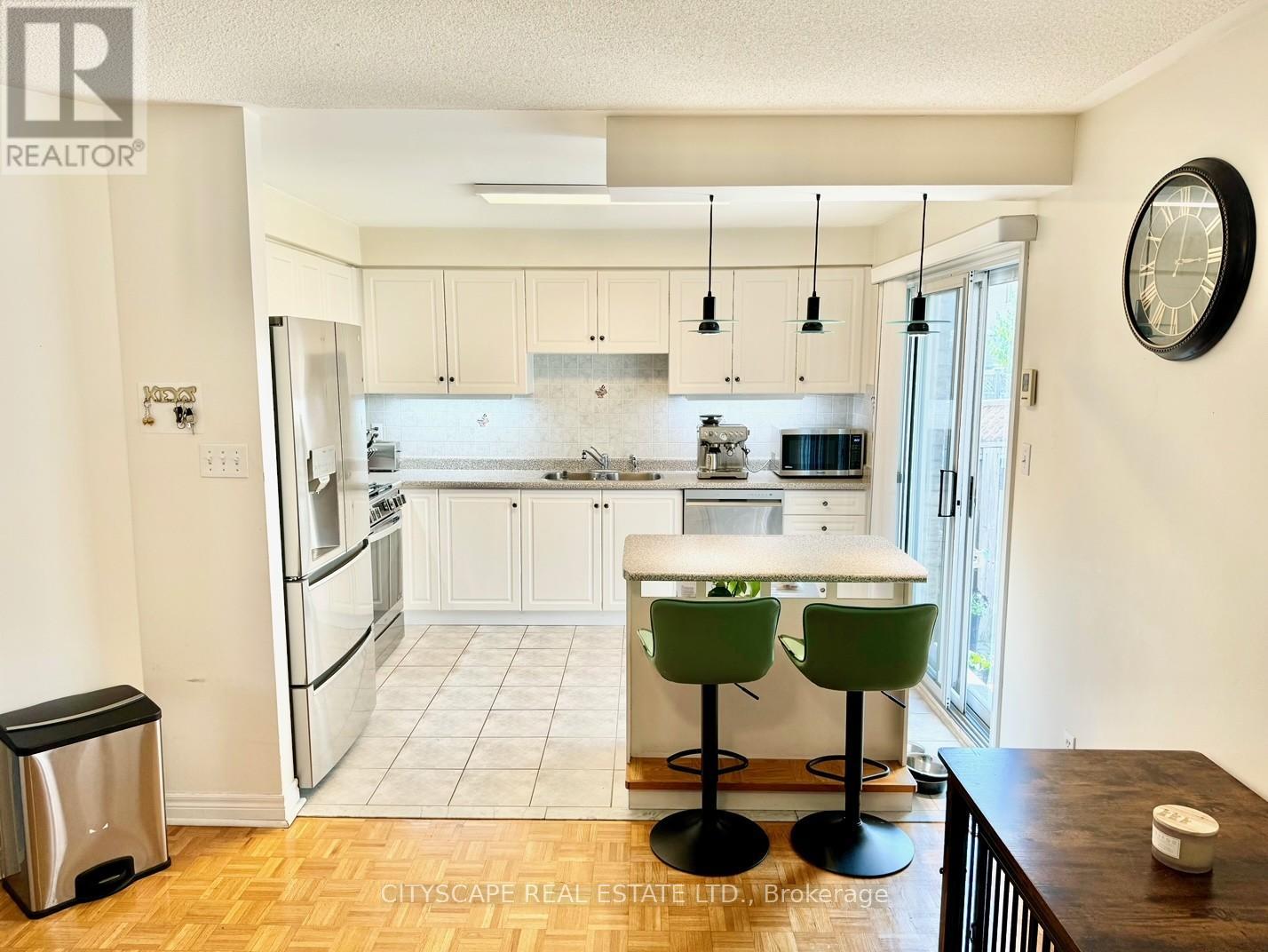 Photo 5 of 533 Leatherleaf Drive, Mississauga ON