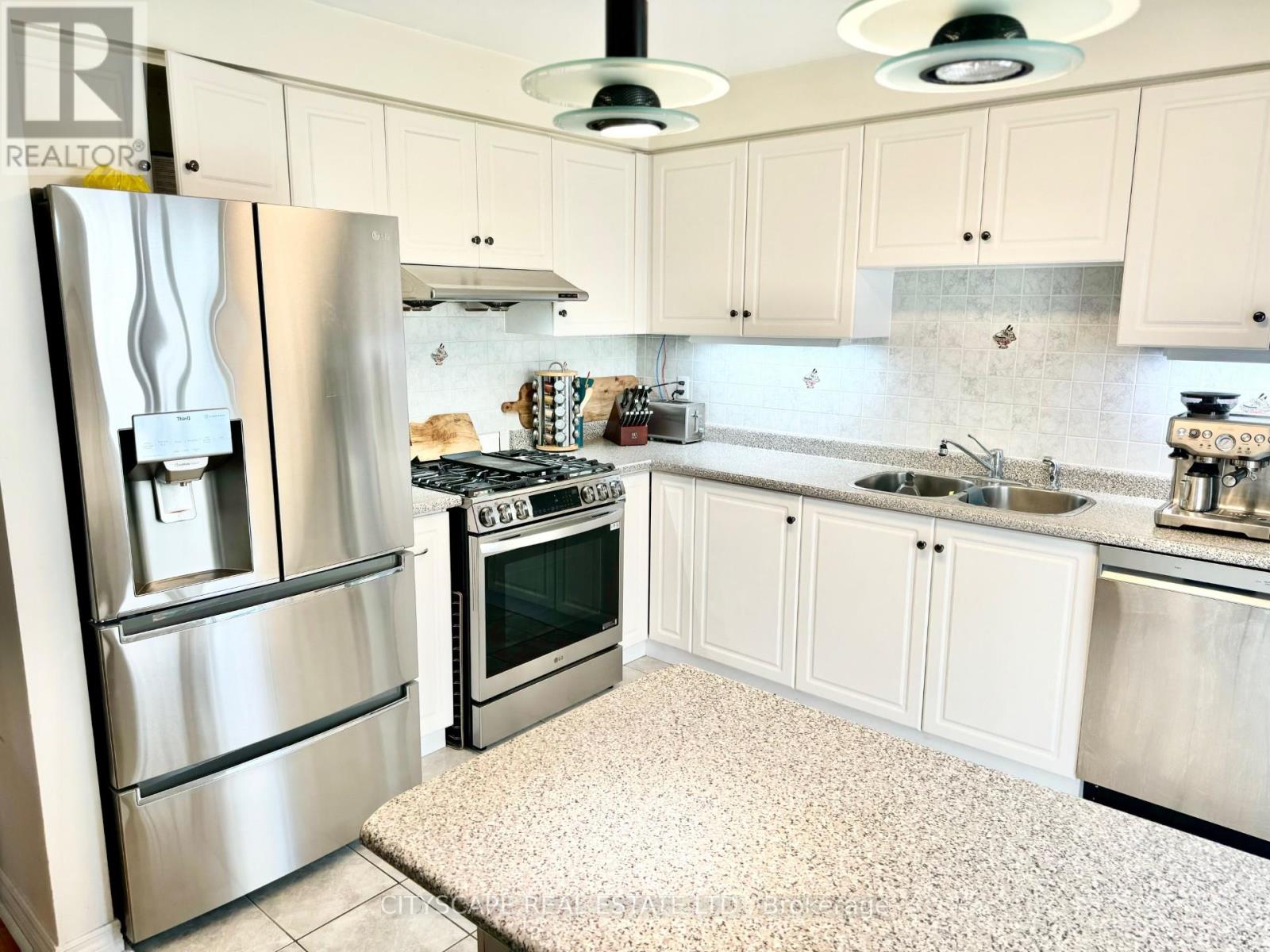 Photo 6 of 533 Leatherleaf Drive, Mississauga ON