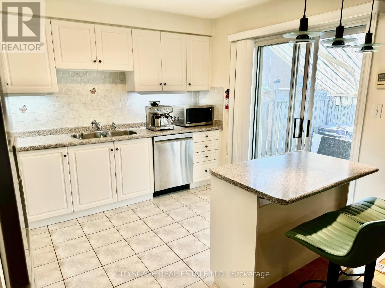 Photo 7 of 533 Leatherleaf Drive, Mississauga ON