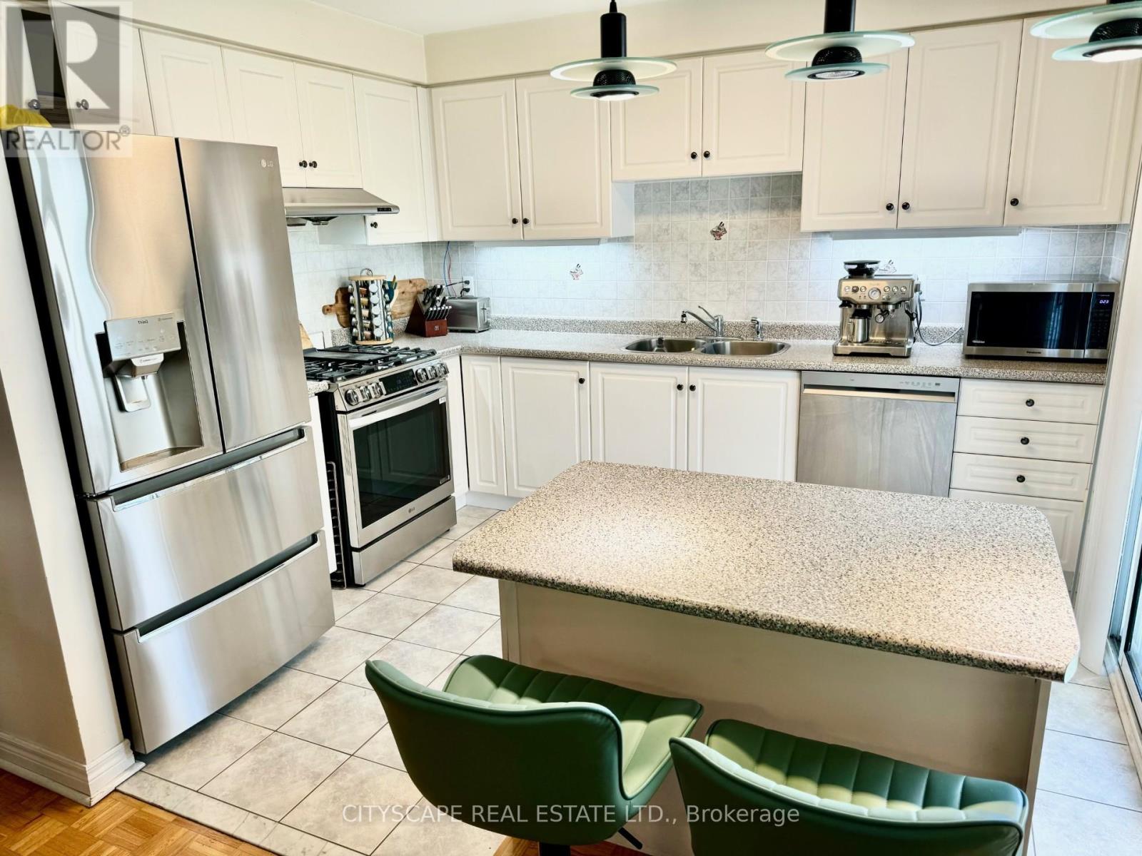 Photo 8 of 533 Leatherleaf Drive, Mississauga ON