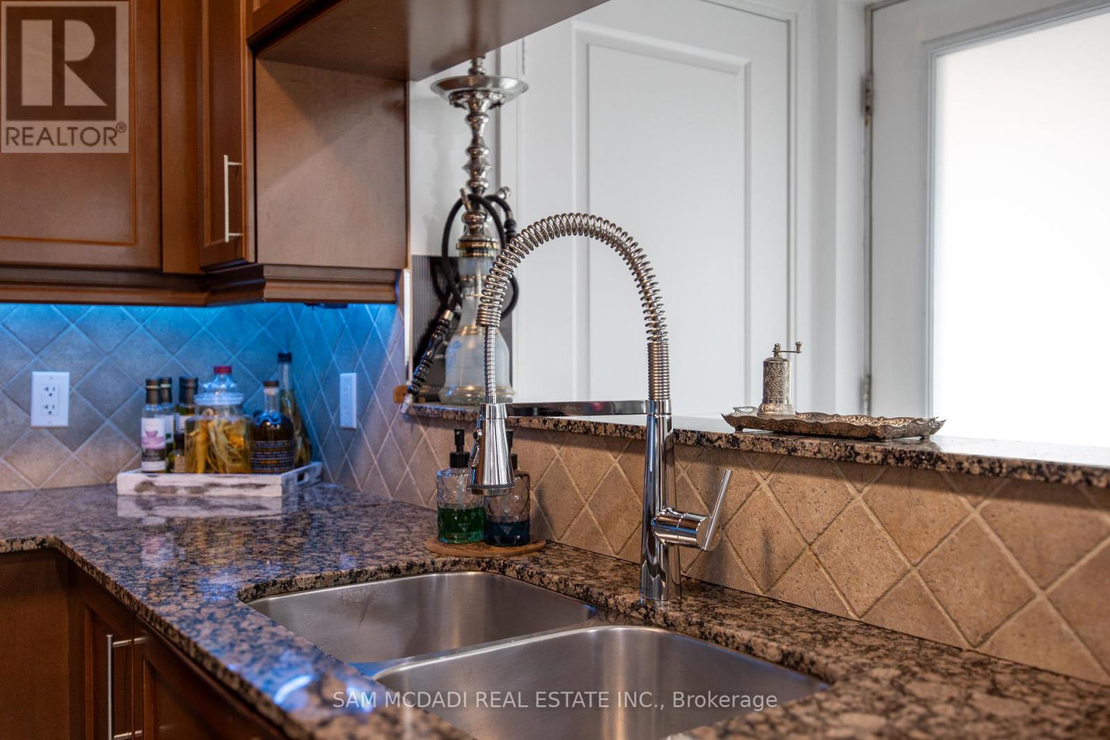 Photo 6 of Th 119 90 Absolute Avenue, Mississauga ON