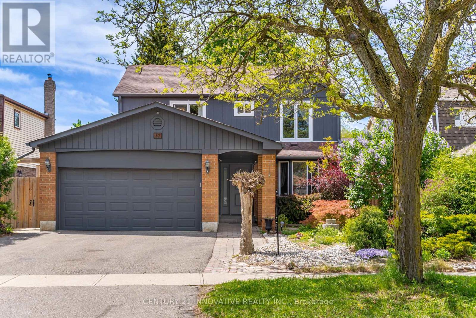 Photo 2 of 37 Massey Street, Brampton ON