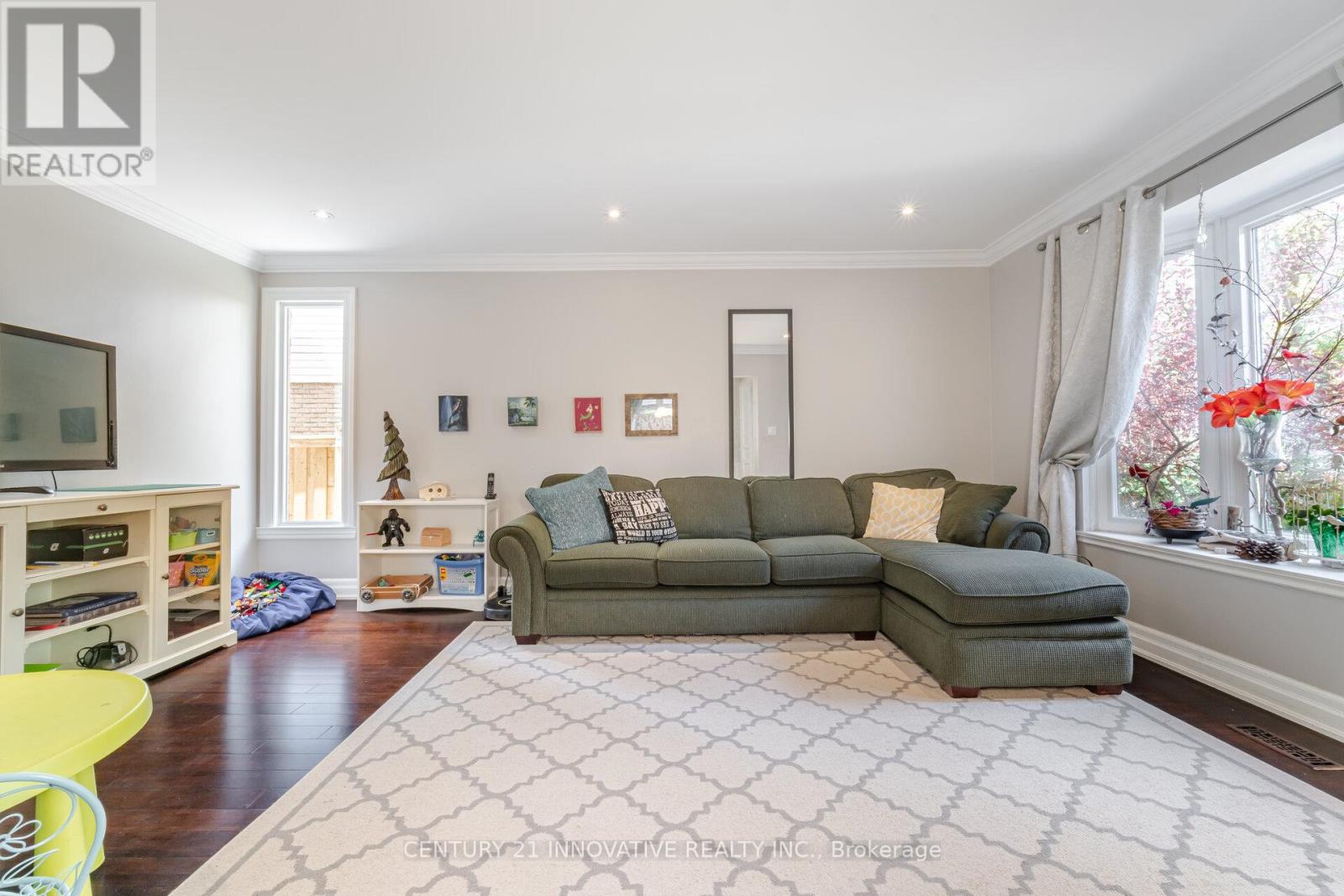 Photo 4 of 37 Massey Street, Brampton ON