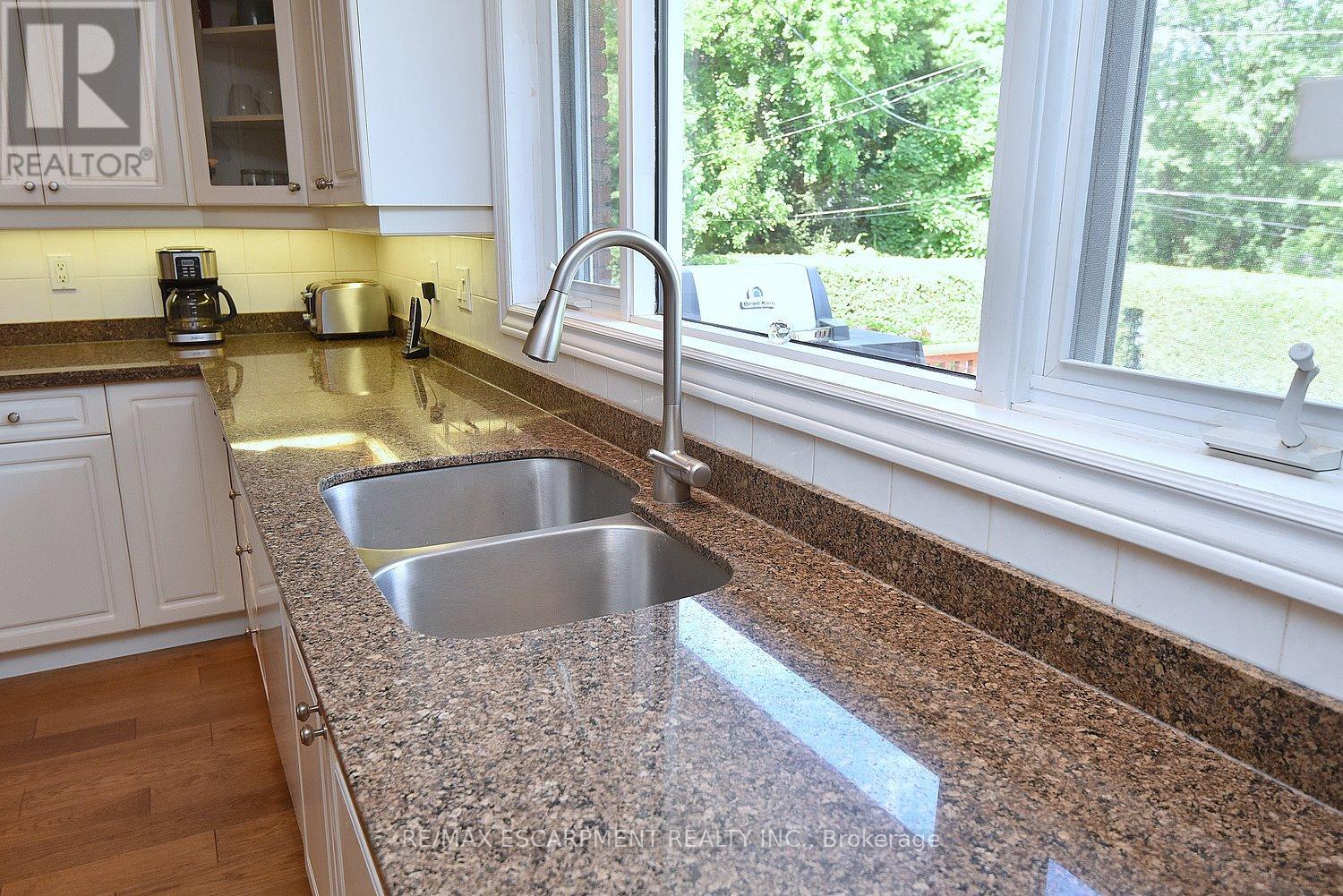 Photo 12 of 219 Strathcona Drive, Burlington ON