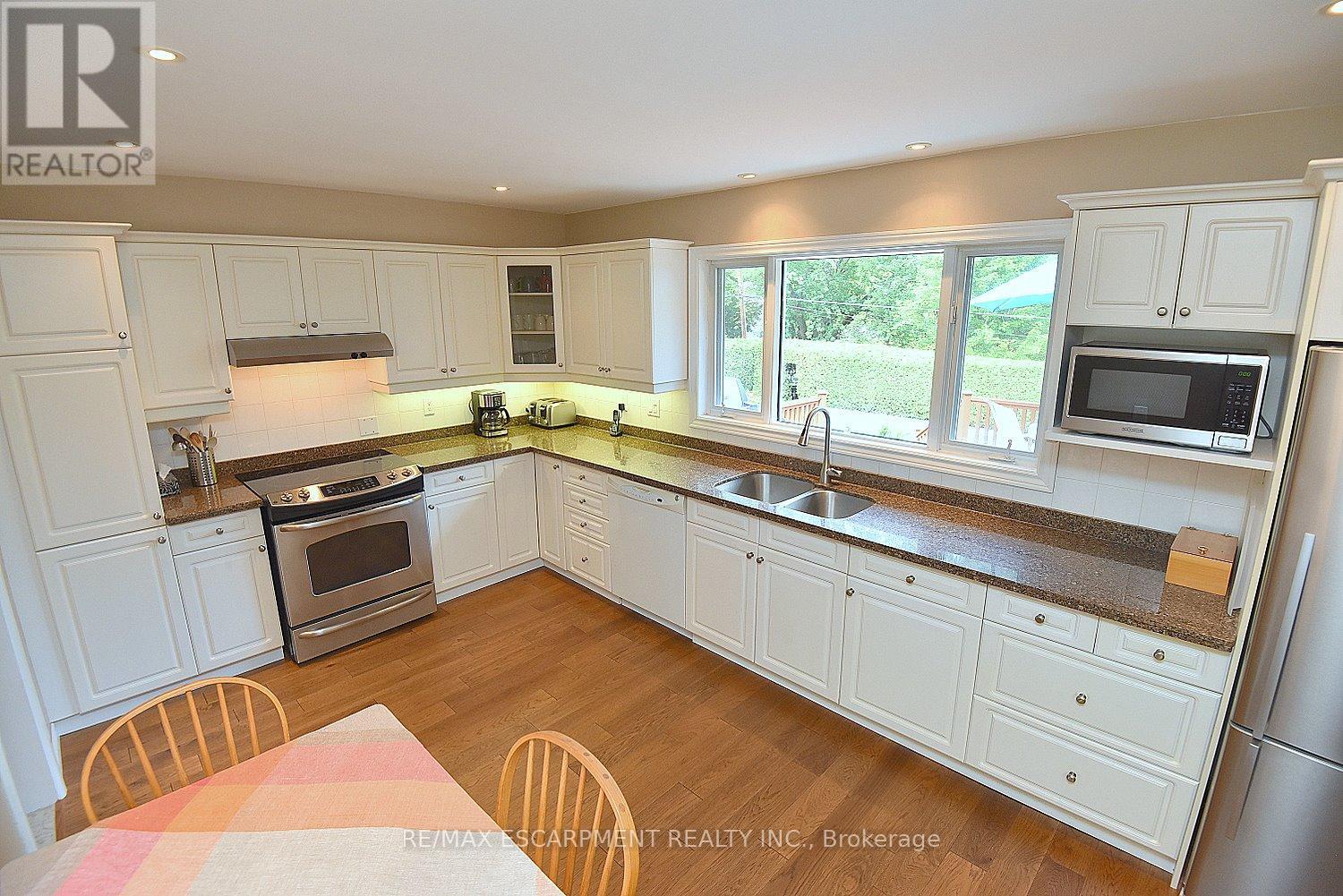Photo 13 of 219 Strathcona Drive, Burlington ON
