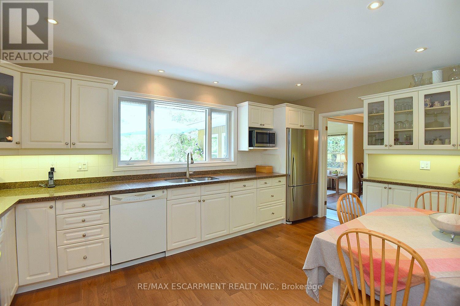 Photo 15 of 219 Strathcona Drive, Burlington ON