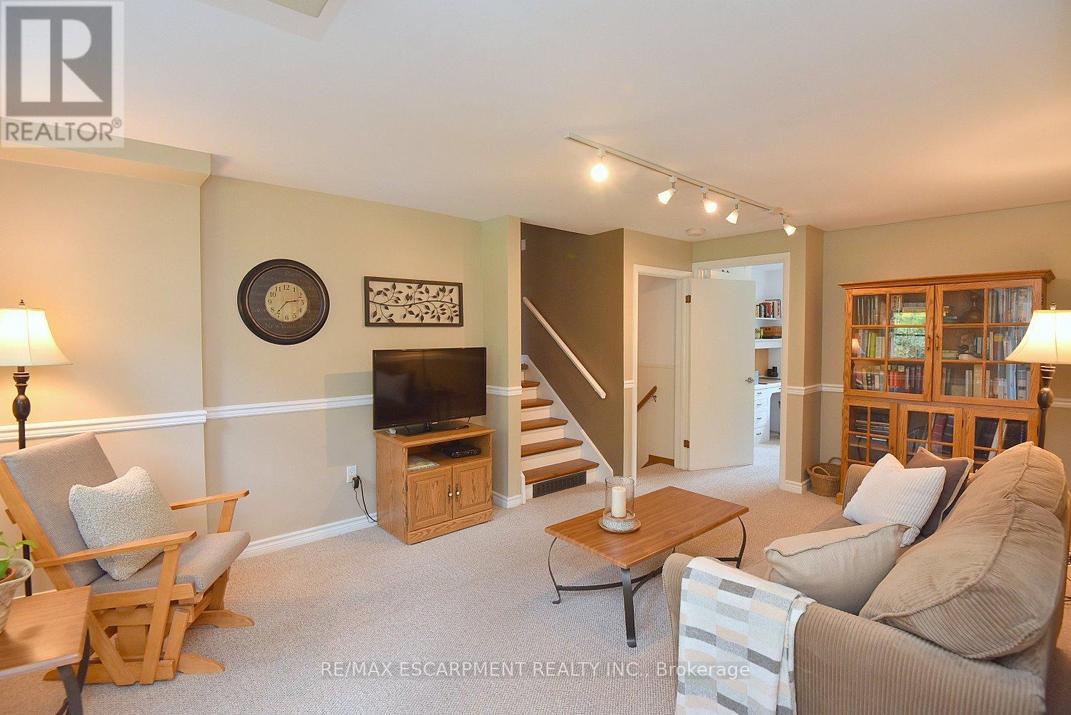 Photo 16 of 219 Strathcona Drive, Burlington ON