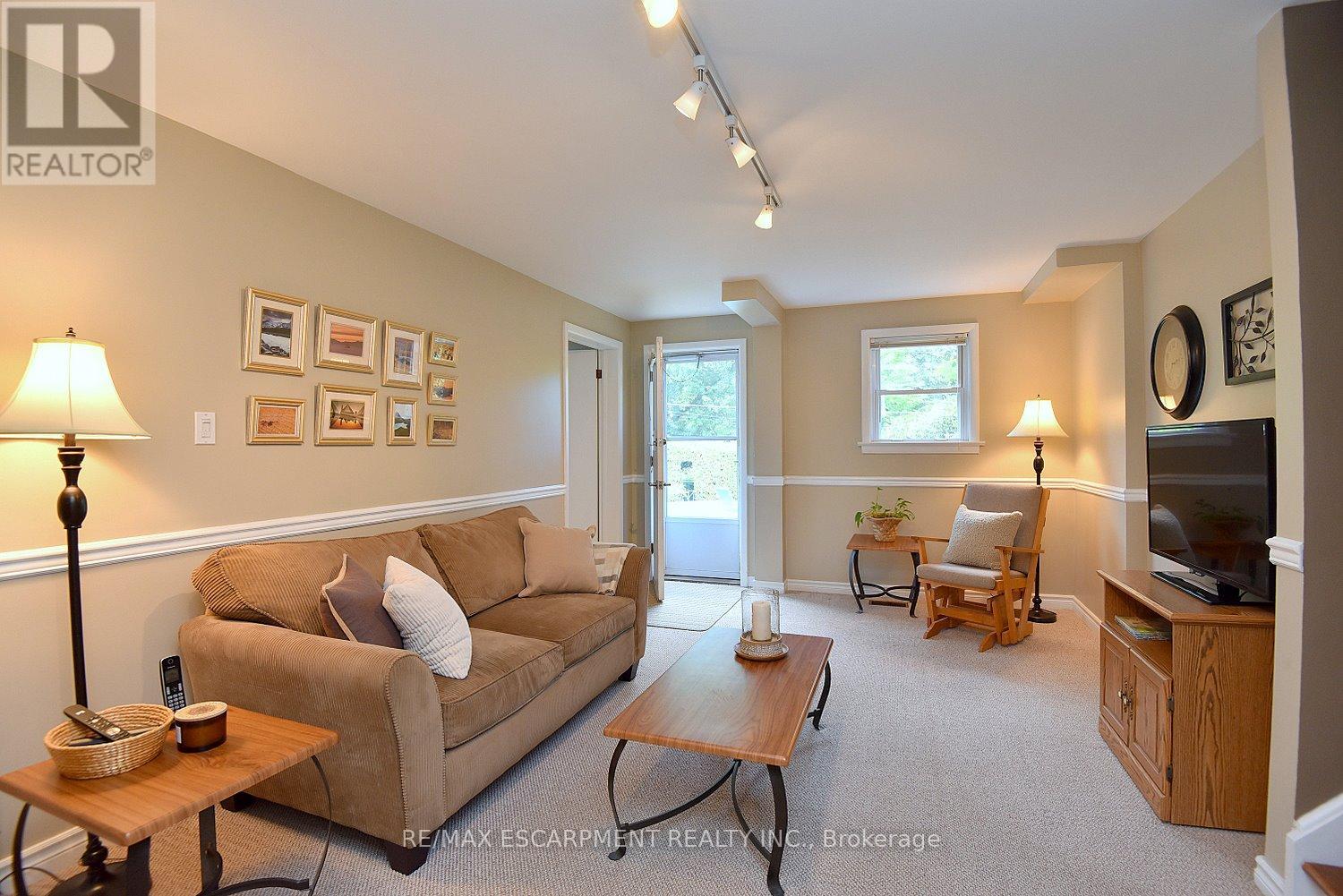 Photo 17 of 219 Strathcona Drive, Burlington ON