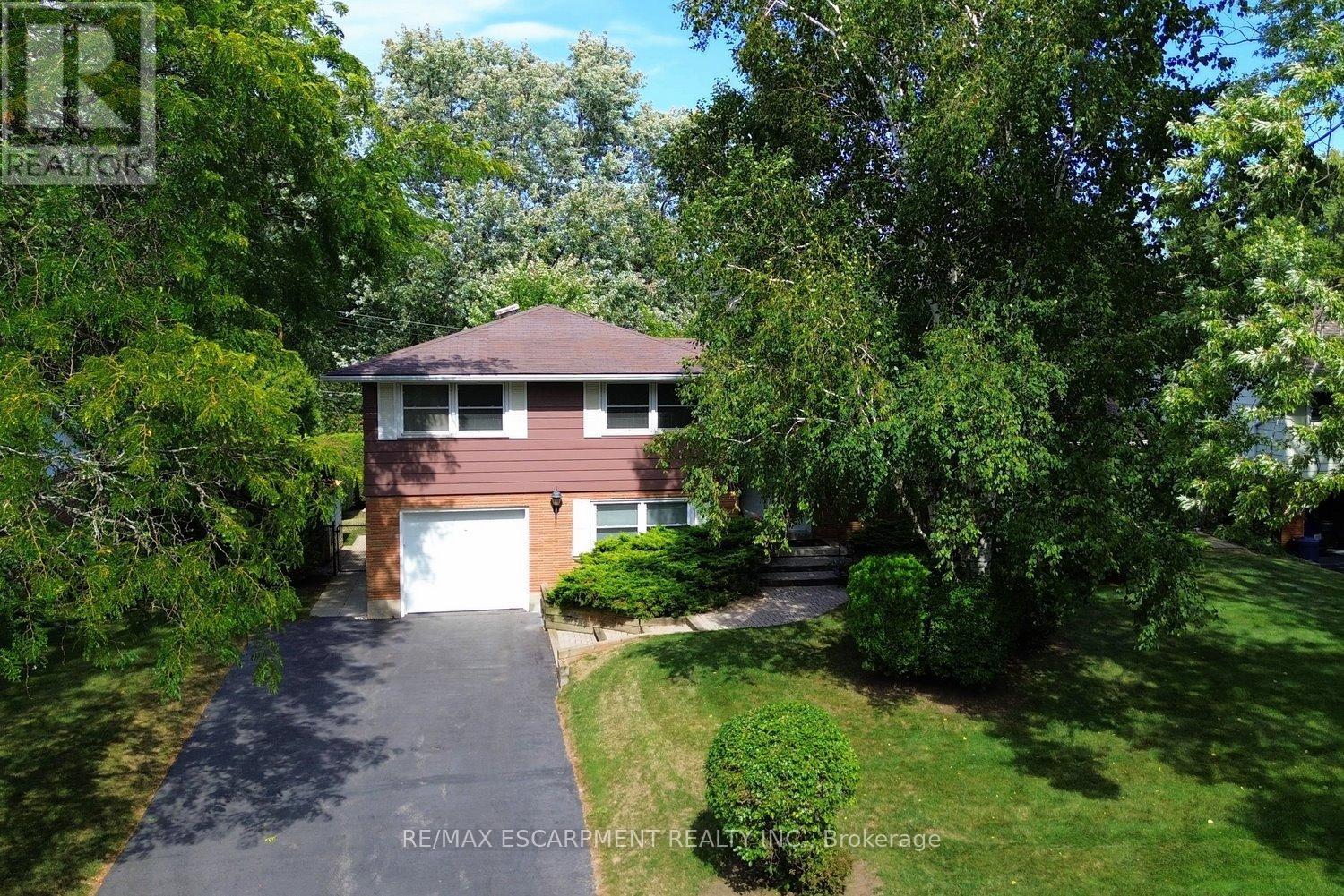 Photo 4 of 219 Strathcona Drive, Burlington ON