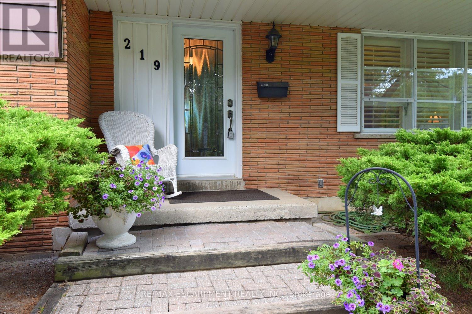 Photo 5 of 219 Strathcona Drive, Burlington ON