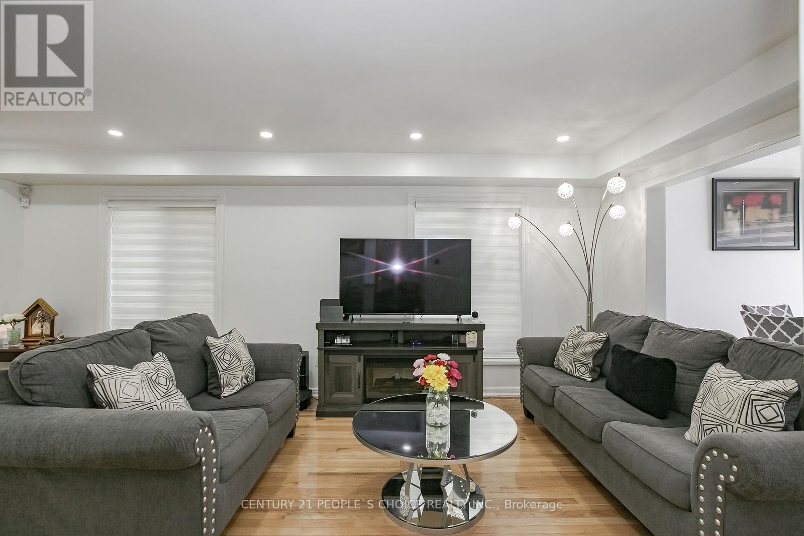 Photo 11 of 47 Garibaldi Drive, Brampton ON
