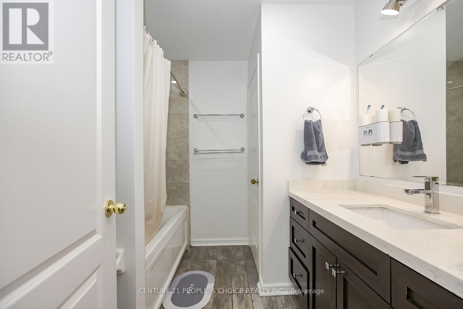 Photo 31 of 47 Garibaldi Drive, Brampton ON