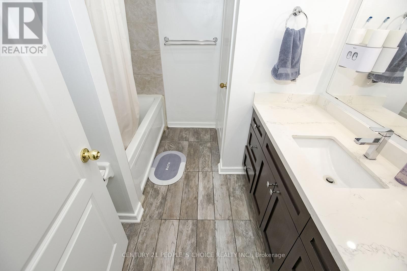 Photo 32 of 47 Garibaldi Drive, Brampton ON