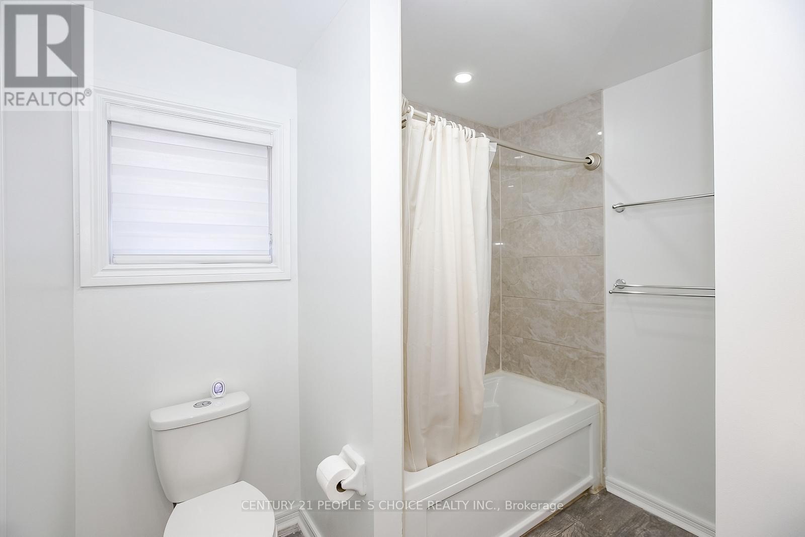 Photo 33 of 47 Garibaldi Drive, Brampton ON