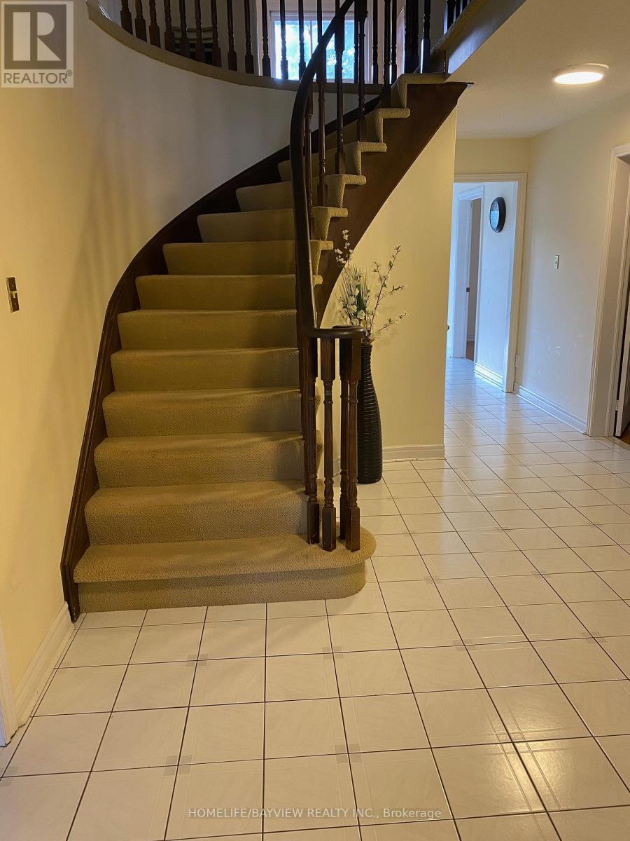 Photo 5 of 2 Maureen Court, Richmond Hill ON