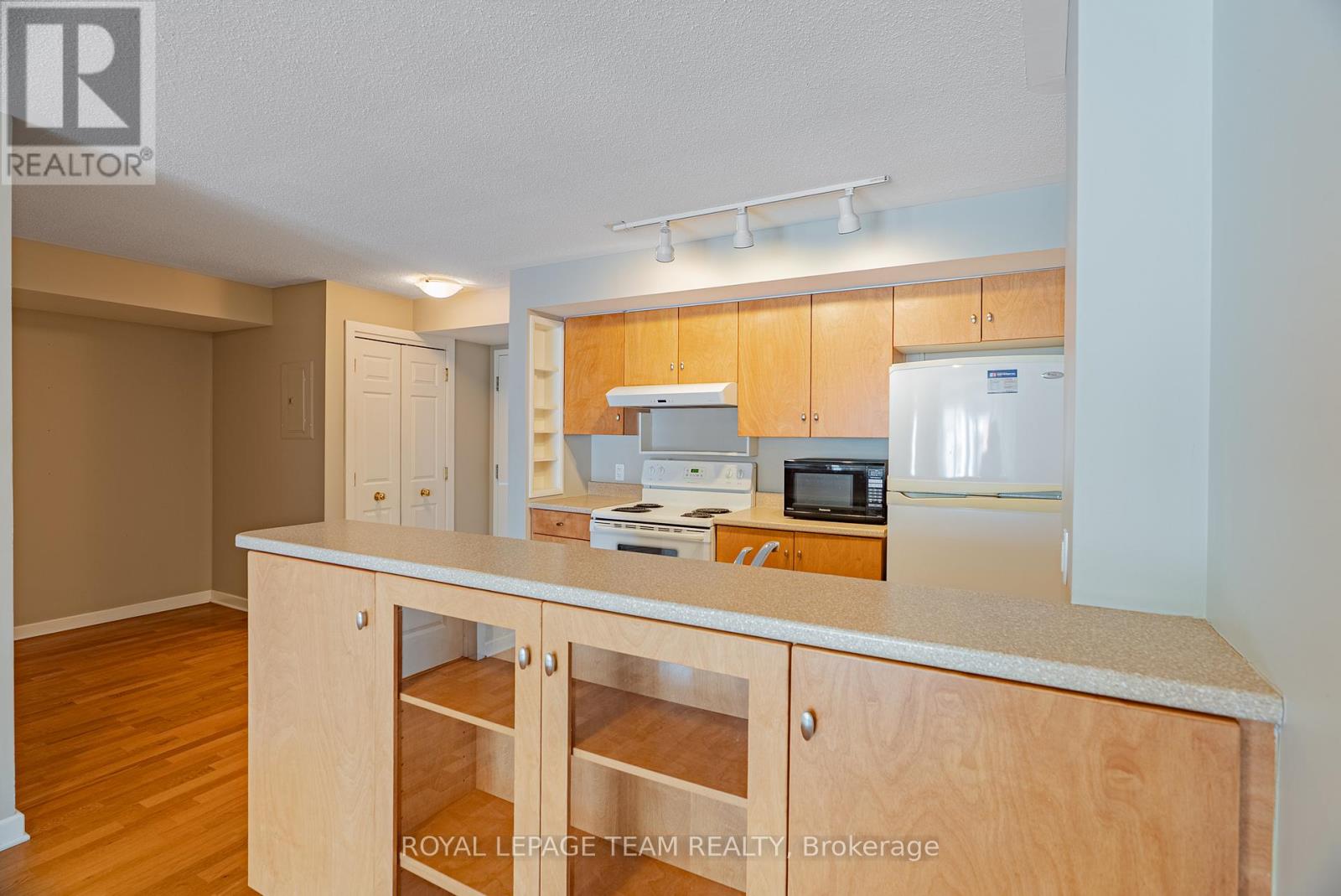 Photo 11 of 804 138 Somerset Street W, Ottawa ON