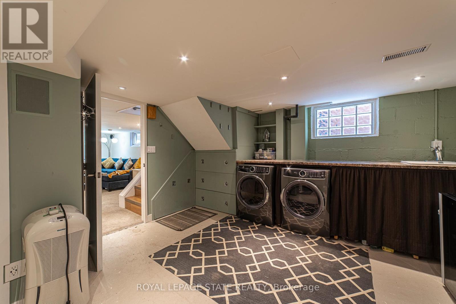Photo 35 of 38 Kenmore Road, Hamilton ON