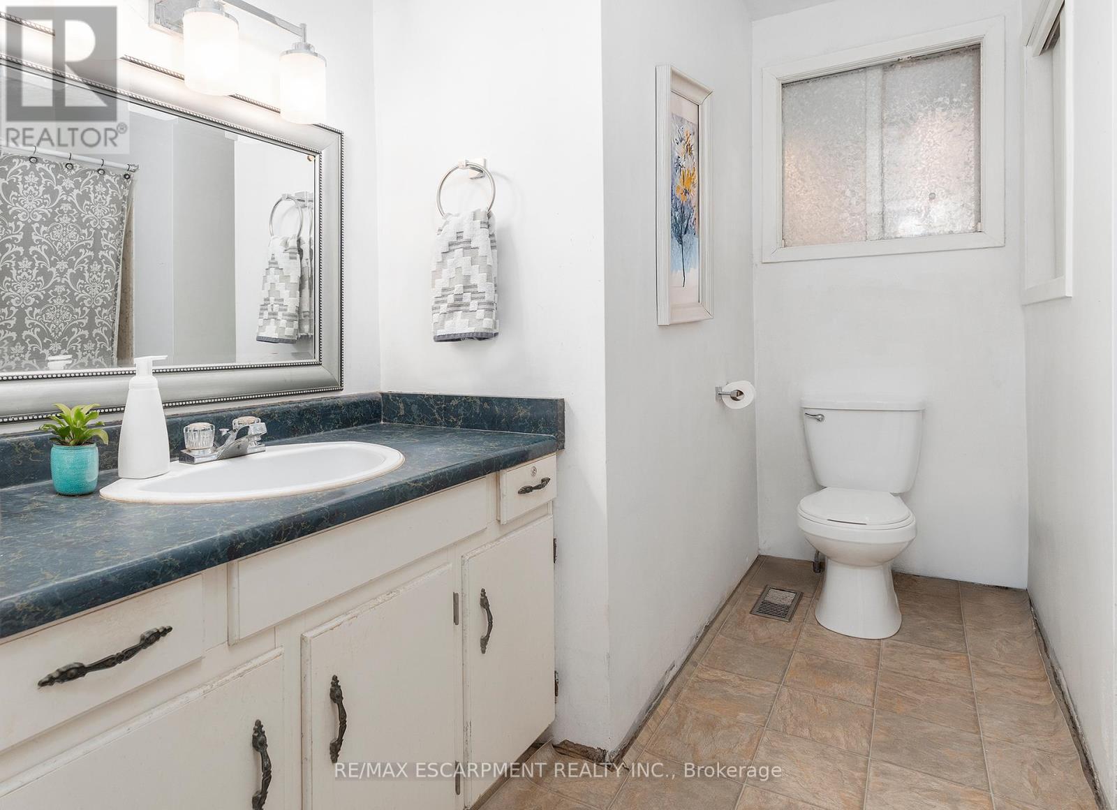 Photo 10 of 426 Clare Avenue, Welland ON