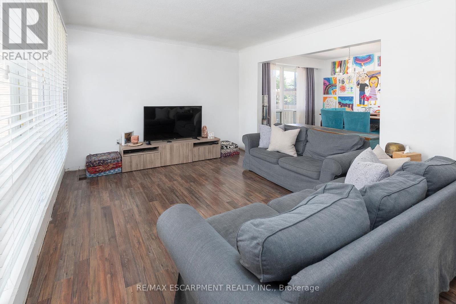Photo 3 of 426 Clare Avenue, Welland ON