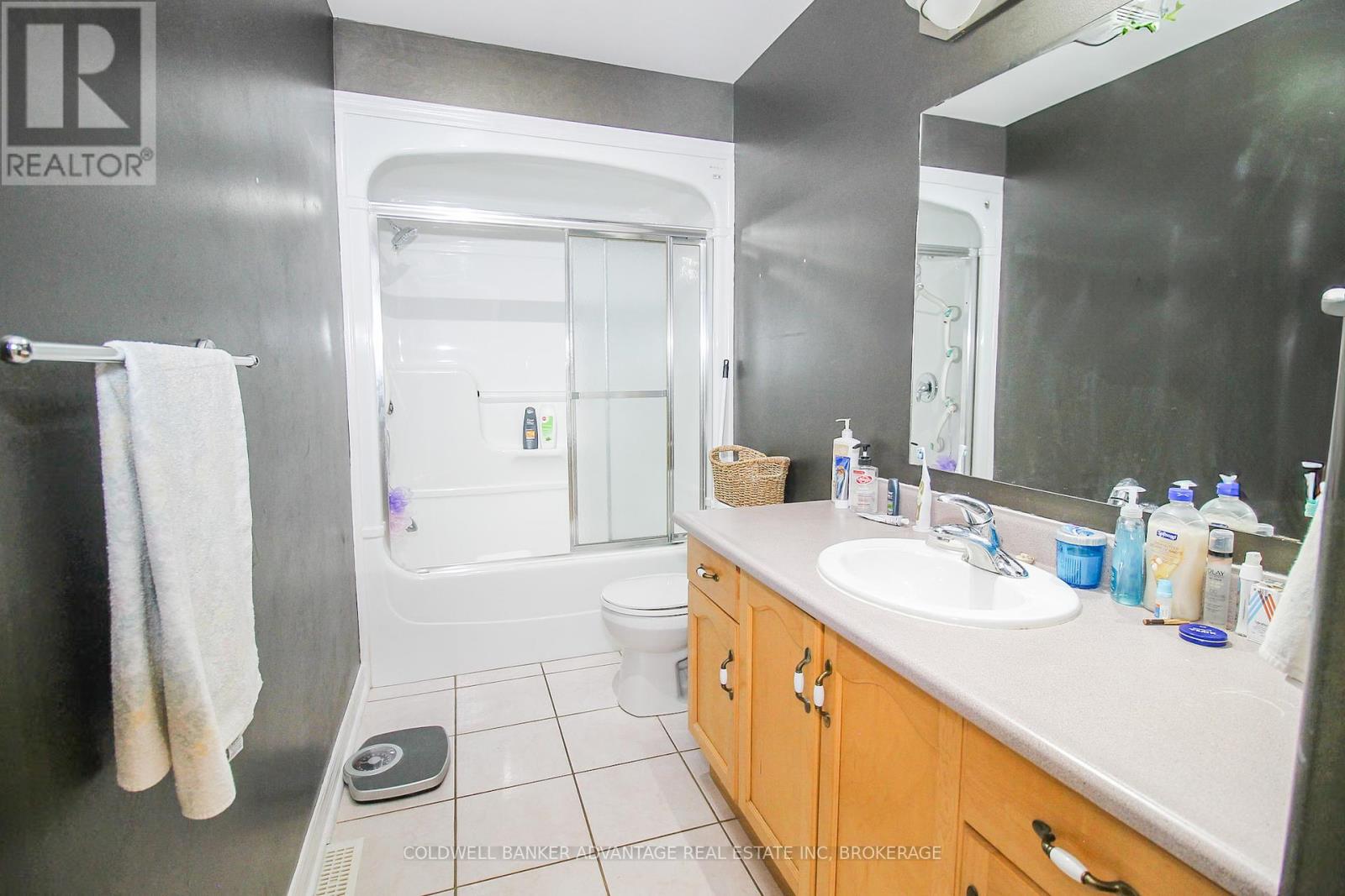 Photo 20 of 40 Gretel Drive, Welland ON