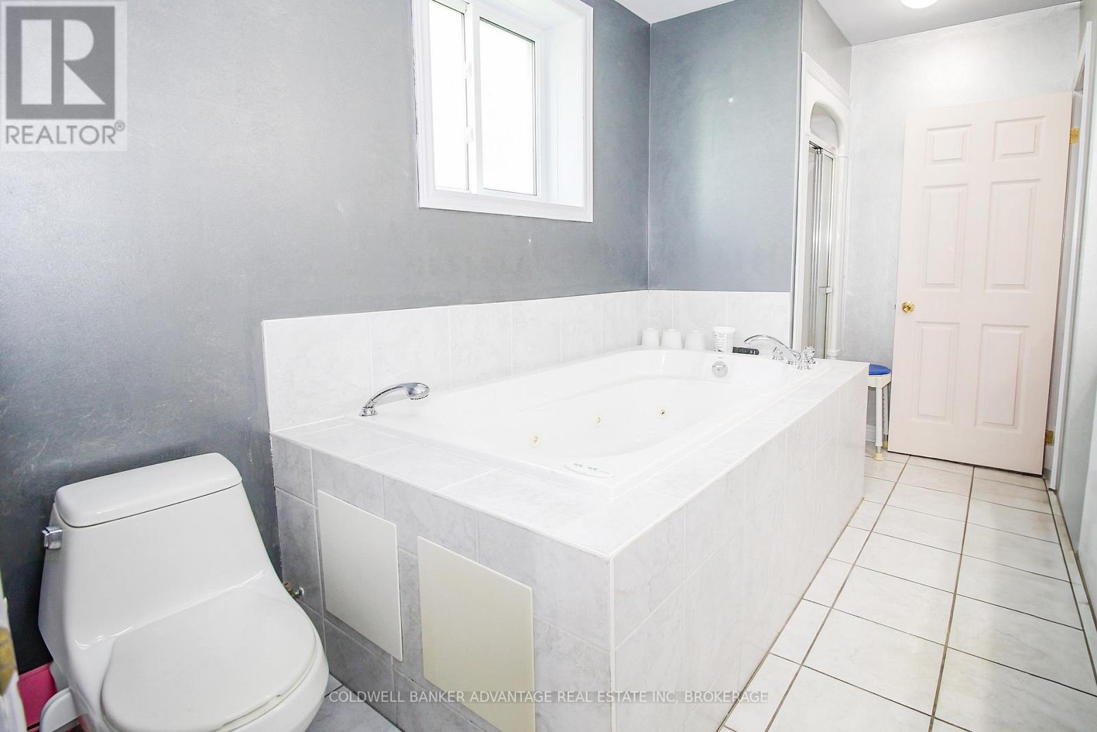 Photo 26 of 40 Gretel Drive, Welland ON