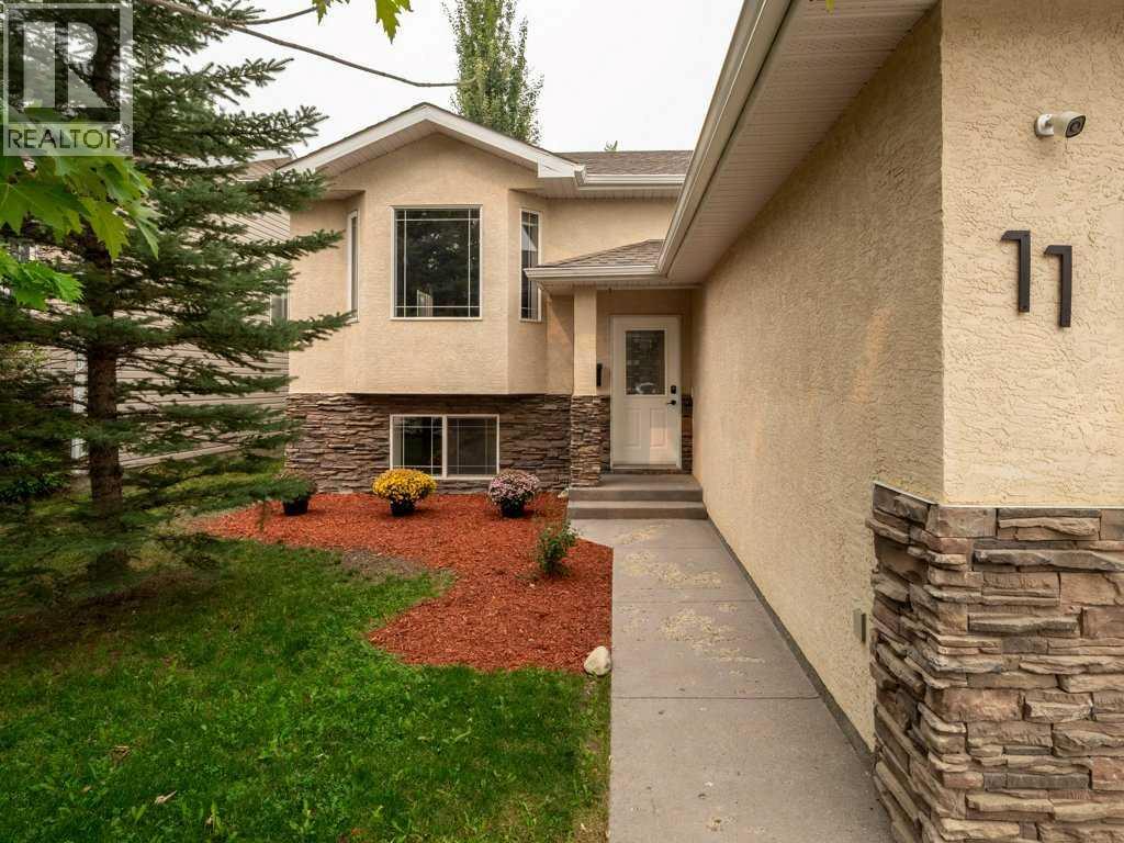 Photo 3 of 11 Rivercrest Court W, Lethbridge AB
