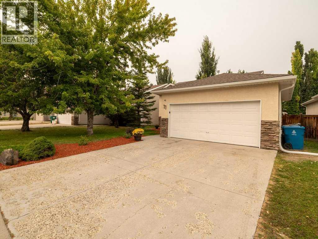 Photo 2 of 11 Rivercrest Court W, Lethbridge AB