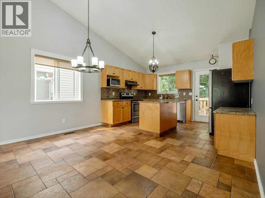 Photo 10 of 11 Rivercrest Court W, Lethbridge AB