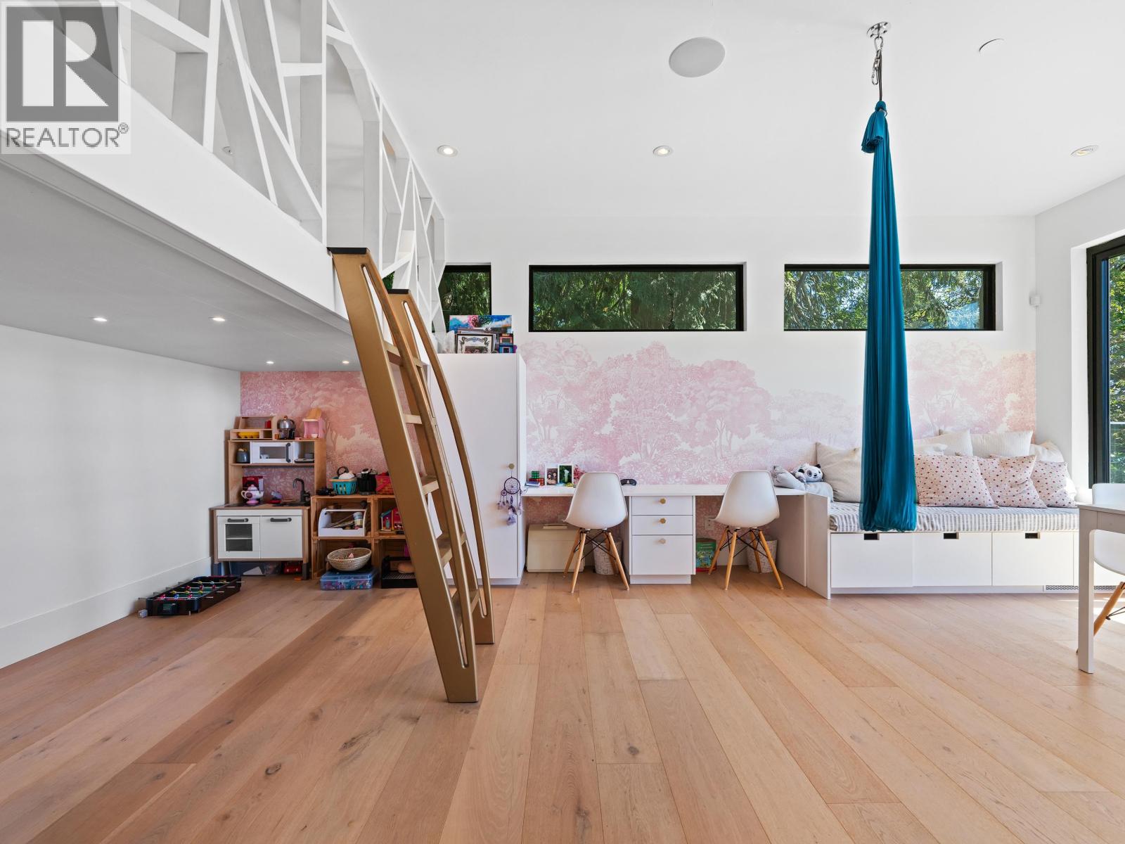 4701 PICCADILLY SOUTH ROAD, West Vancouver
