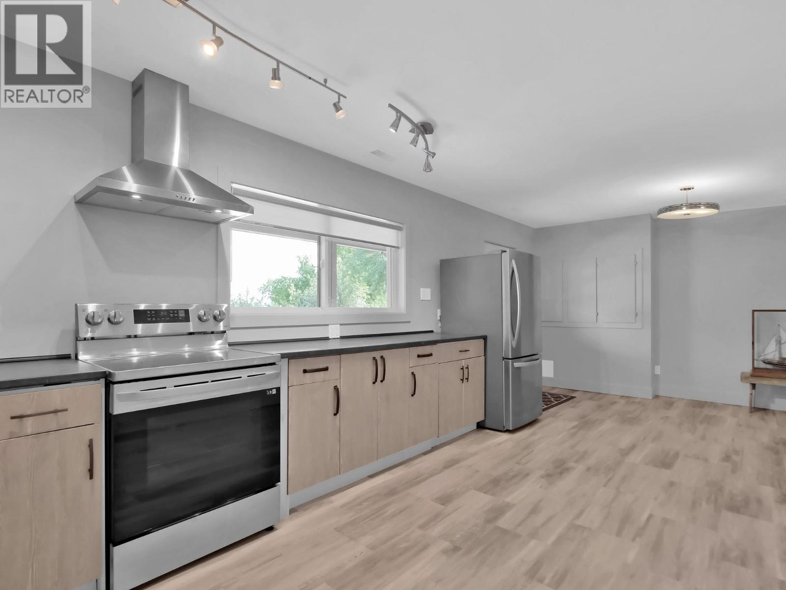 6090 Somerset Avenue, Peachland