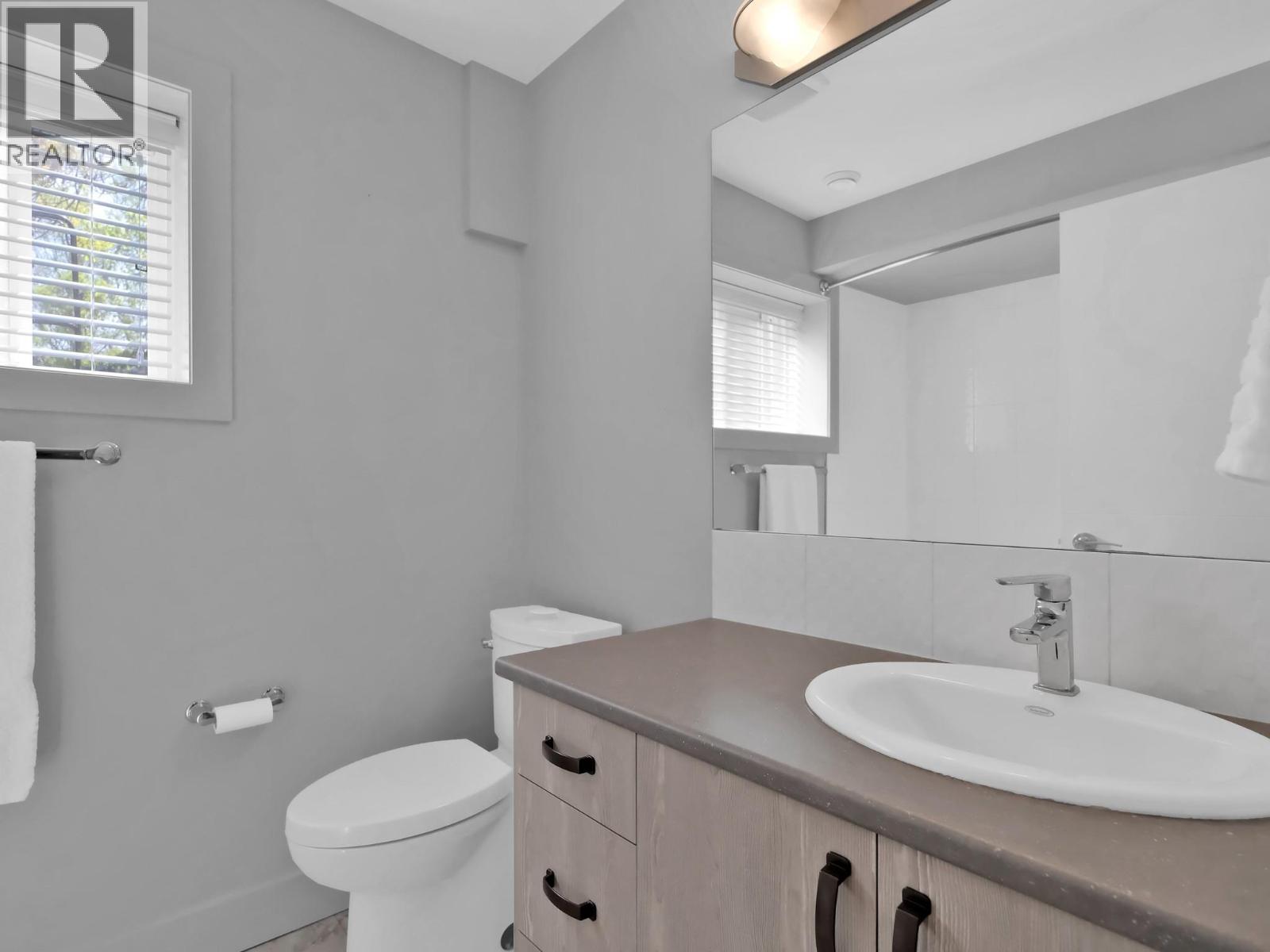 6090 Somerset Avenue, Peachland
