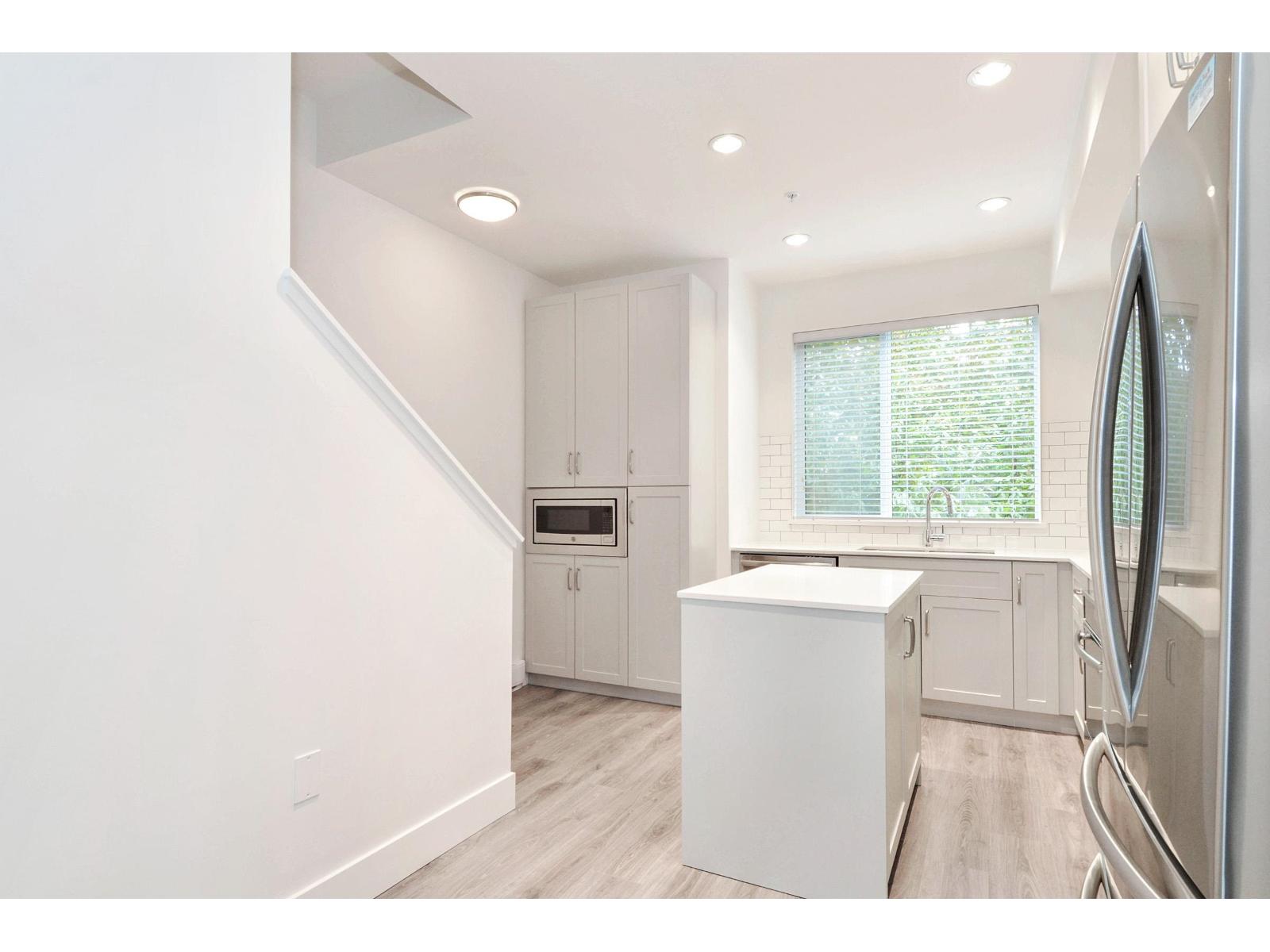 Photo 3 of 28 15775 Mountain View Drive, Surrey BC