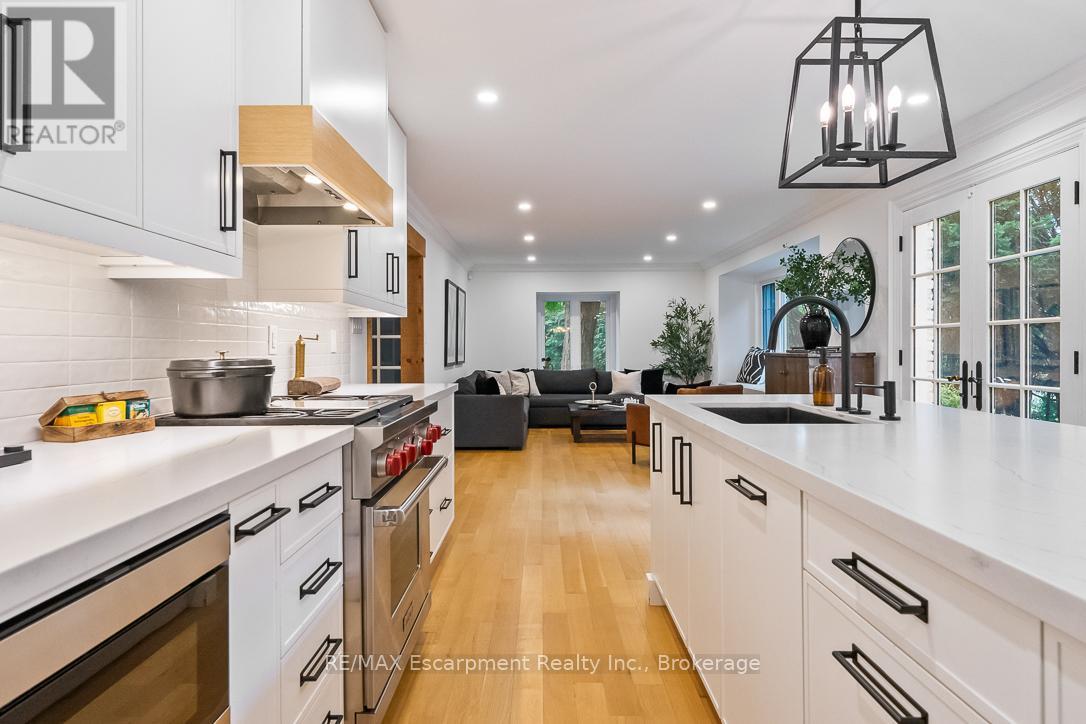 Photo 10 of 138 Cavendish Court, Oakville ON