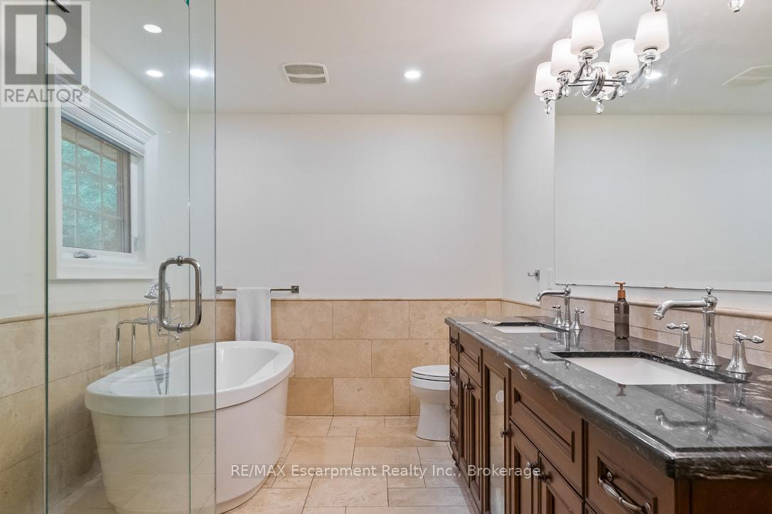 Photo 17 of 138 Cavendish Court, Oakville ON