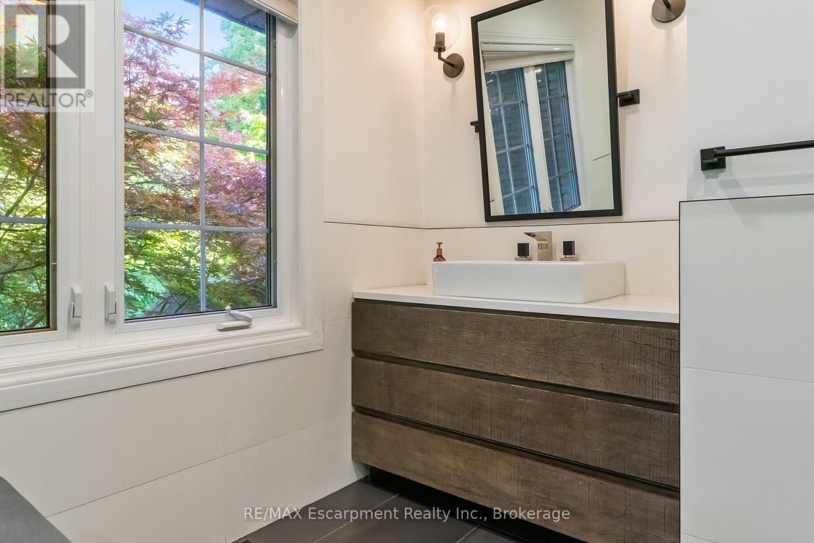 Photo 24 of 138 Cavendish Court, Oakville ON