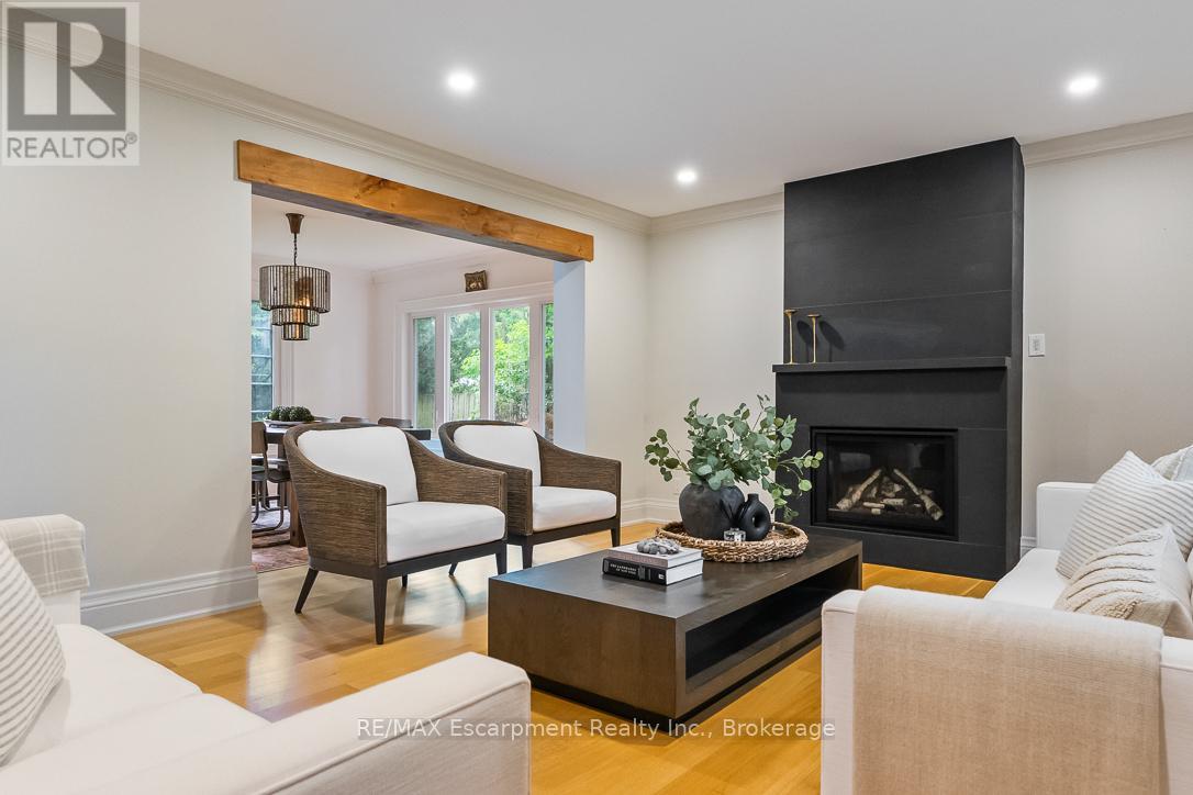 Photo 4 of 138 Cavendish Court, Oakville ON