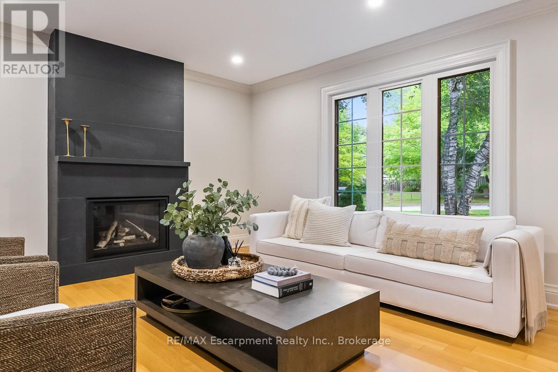 Photo 5 of 138 Cavendish Court, Oakville ON
