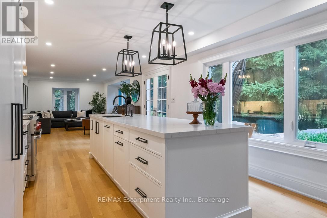 Photo 9 of 138 Cavendish Court, Oakville ON