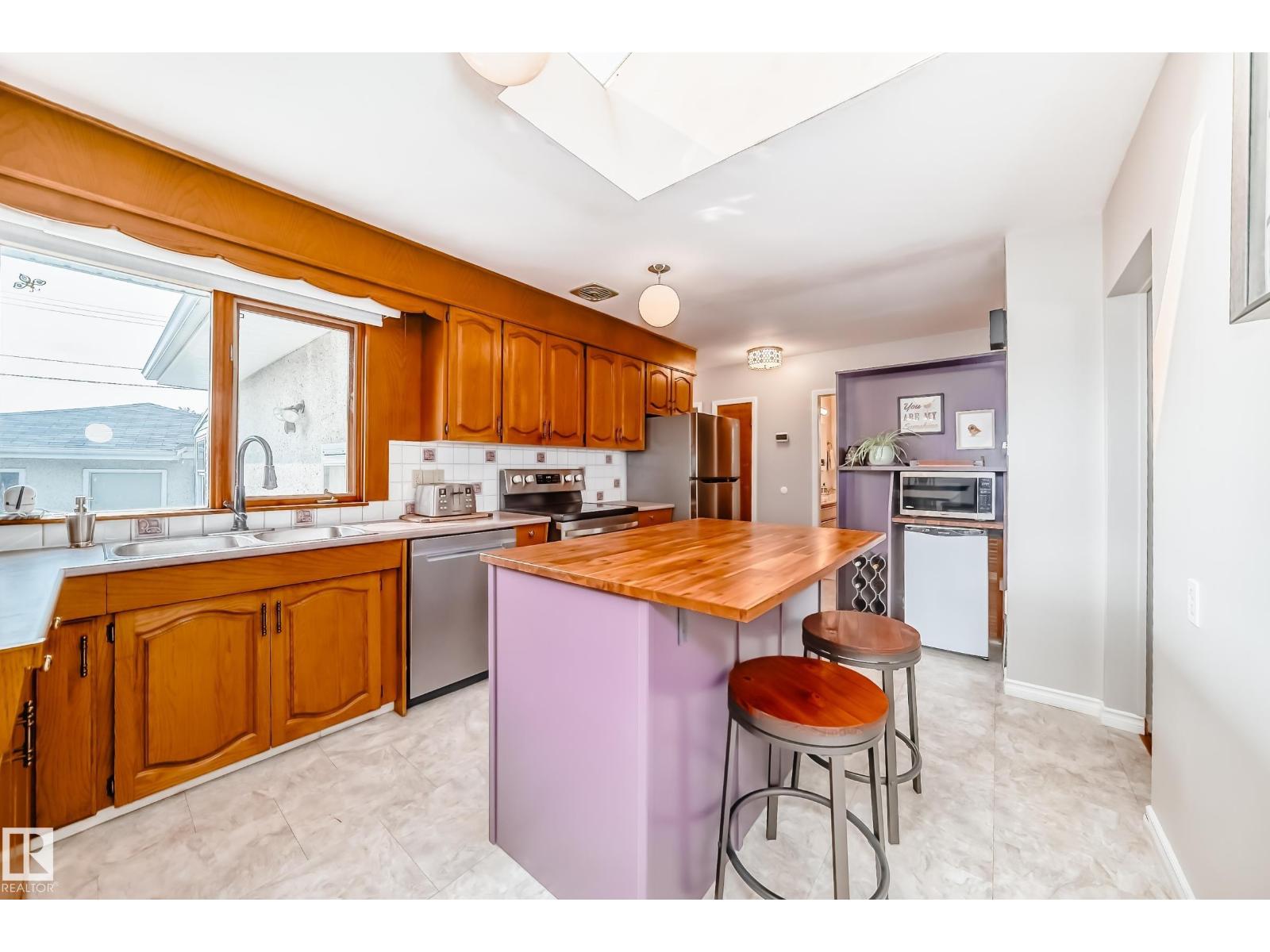 Photo 10 of 10511 135 B Av Nw, Edmonton AB