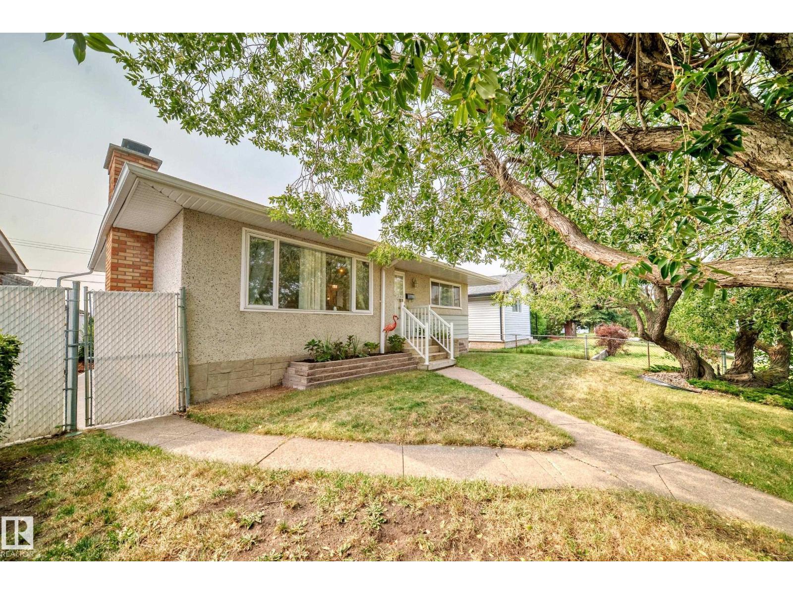 Photo 2 of 10511 135 B Av Nw, Edmonton AB