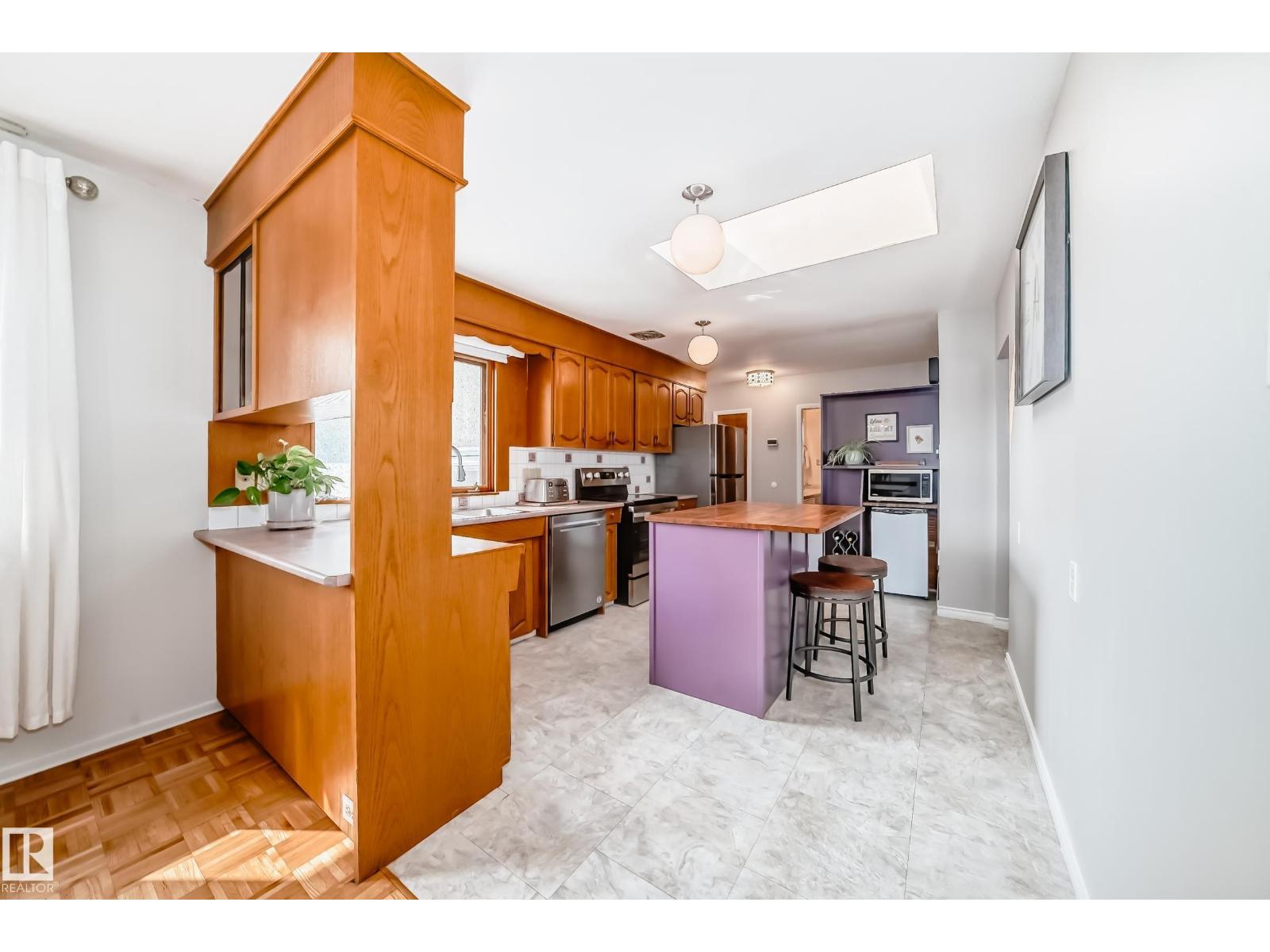 Photo 9 of 10511 135 B Av Nw, Edmonton AB