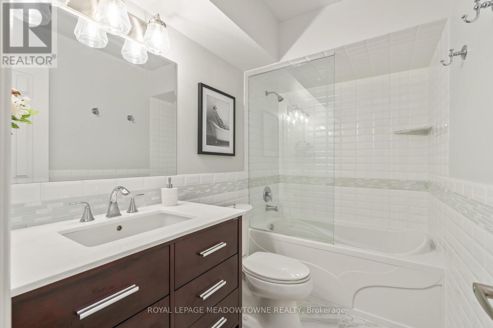 Photo 21 of 10 Janet Court, Halton Hills ON