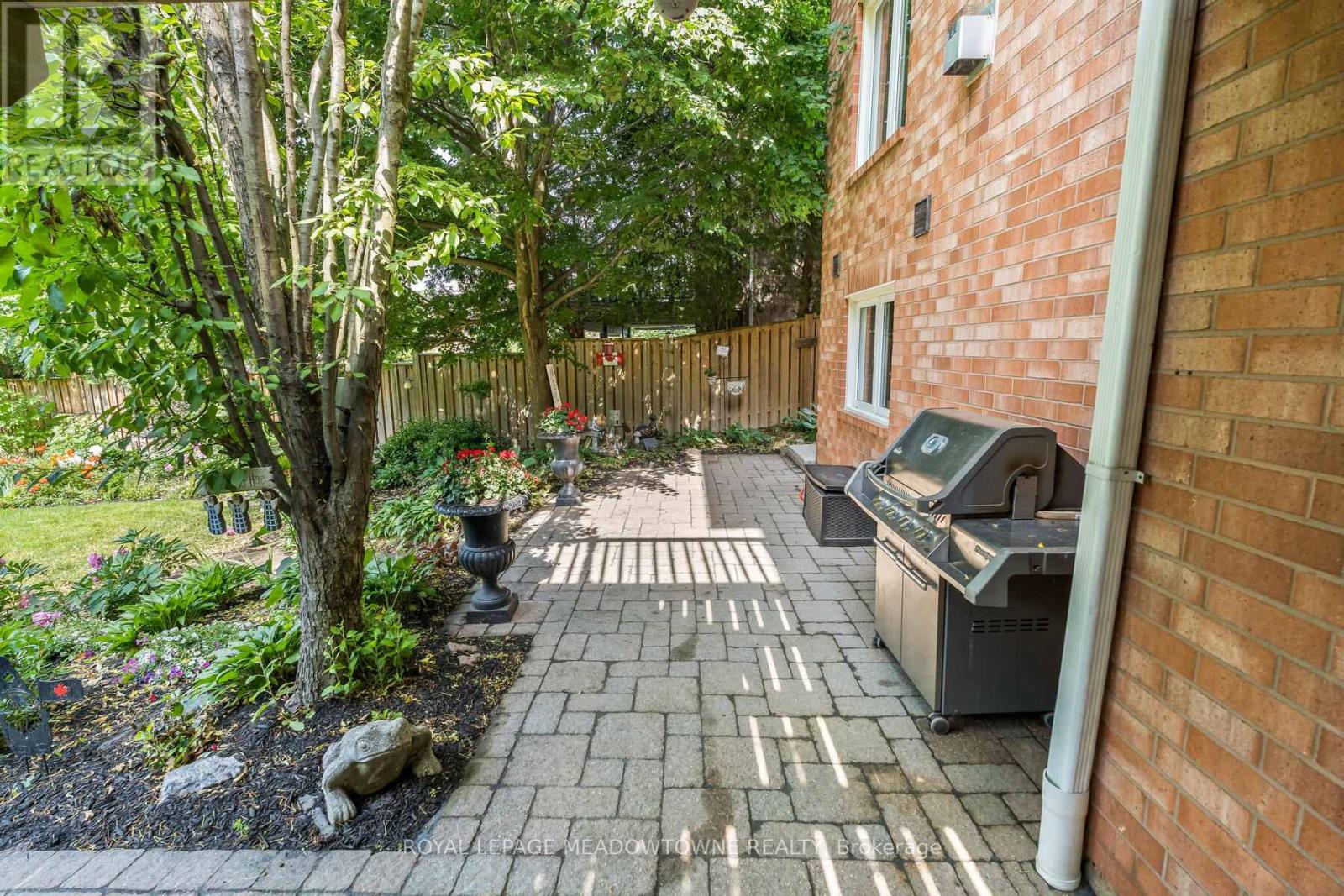 Photo 36 of 10 Janet Court, Halton Hills ON