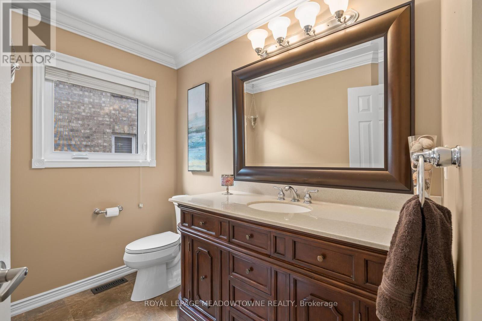 Photo 14 of 10 Janet Court, Halton Hills ON