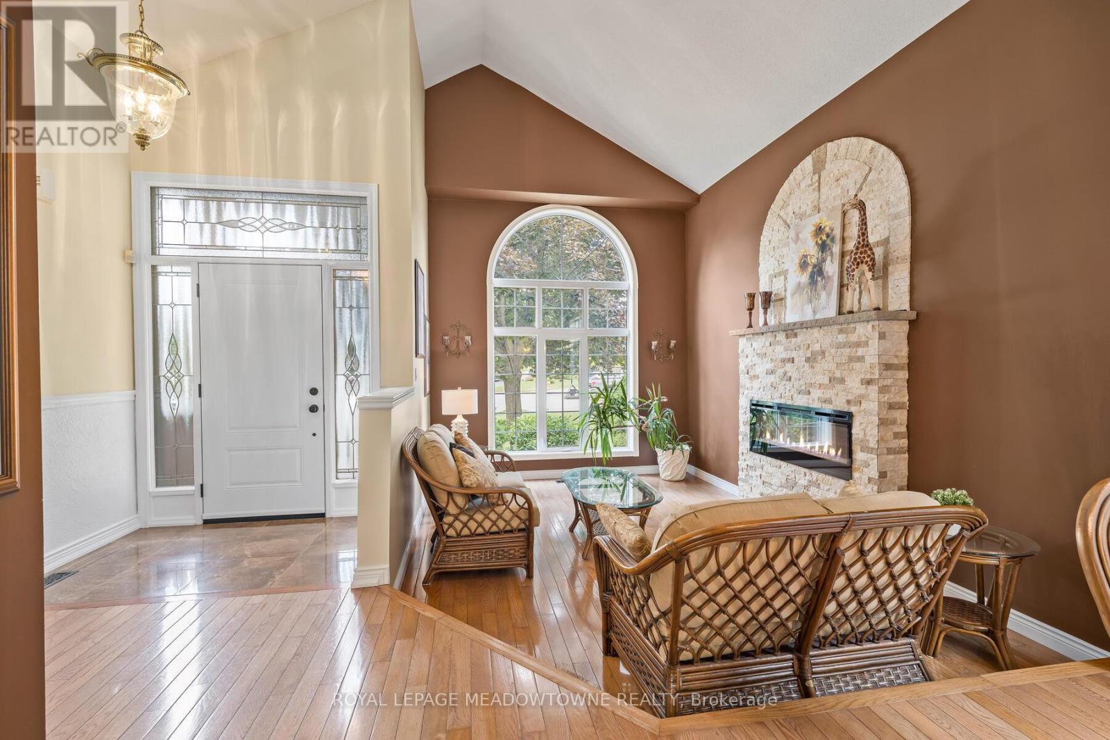 Photo 5 of 10 Janet Court, Halton Hills ON